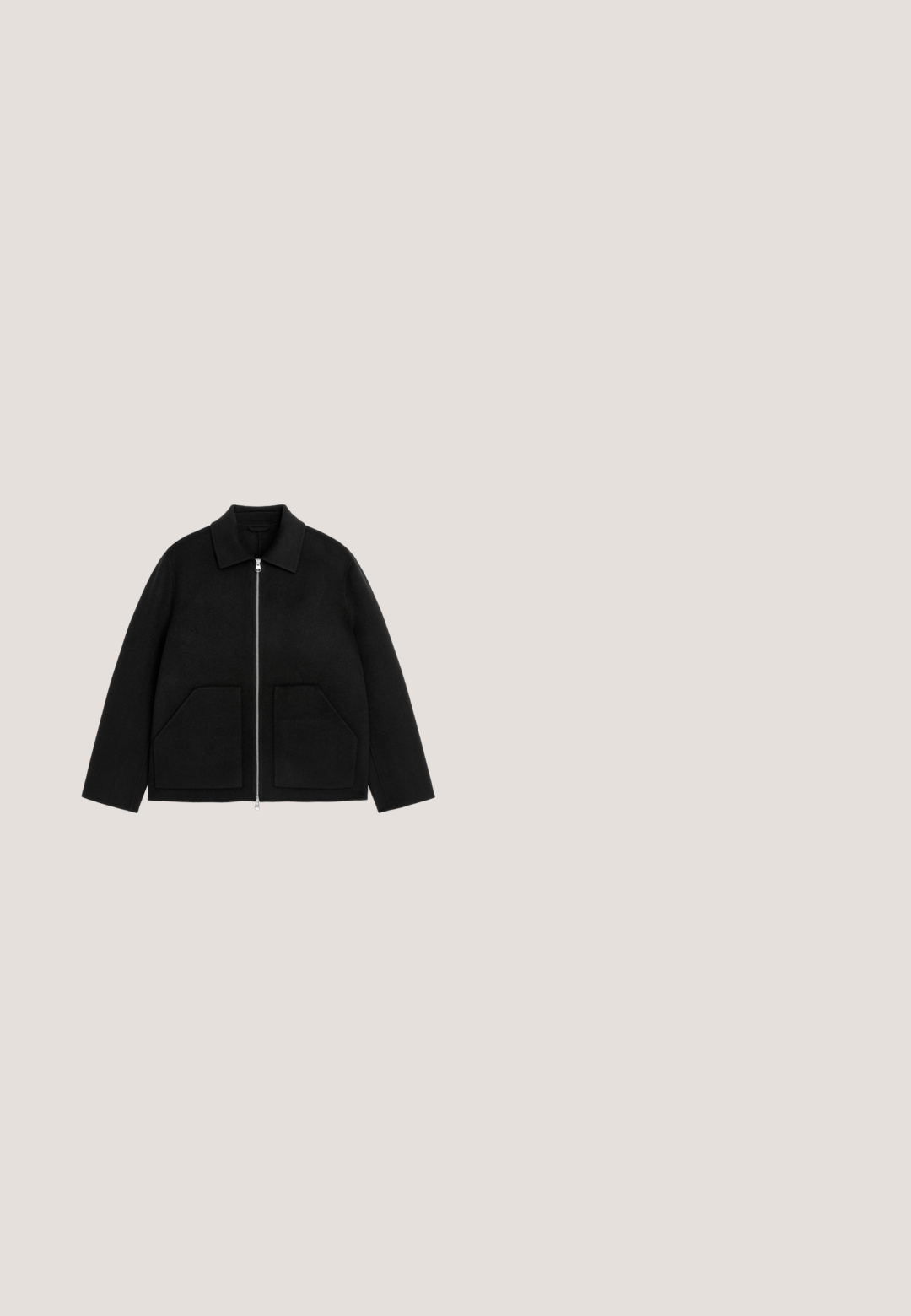 Veste noire avec col retourné, fermeture éclair à l'avant et deux grandes poches avant sur fond blanc.; Pull tricoté homme gris foncé à manches longues avec col rond et poignets et ourlet côtelés, présenté à plat sur fond blanc.; T-shirt noir à manches longues et col rond, posé à plat sans motif ni logo visible sur fond blanc.; Jean en denim noir avec une coupe droite, cinq poches et une fermeture à bouton. Présente une finition décolorée et des détails de couture subtils.; Bottine en cuir noir à lacets sur le devant, bout rond, semelle texturée et quincaillerie minimaliste. Fini lisse avec des coutures subtiles.; Pochette noire compacte Valentino avec plusieurs compartiments zippés et une bande horizontale en cuir lisse sur le devant.