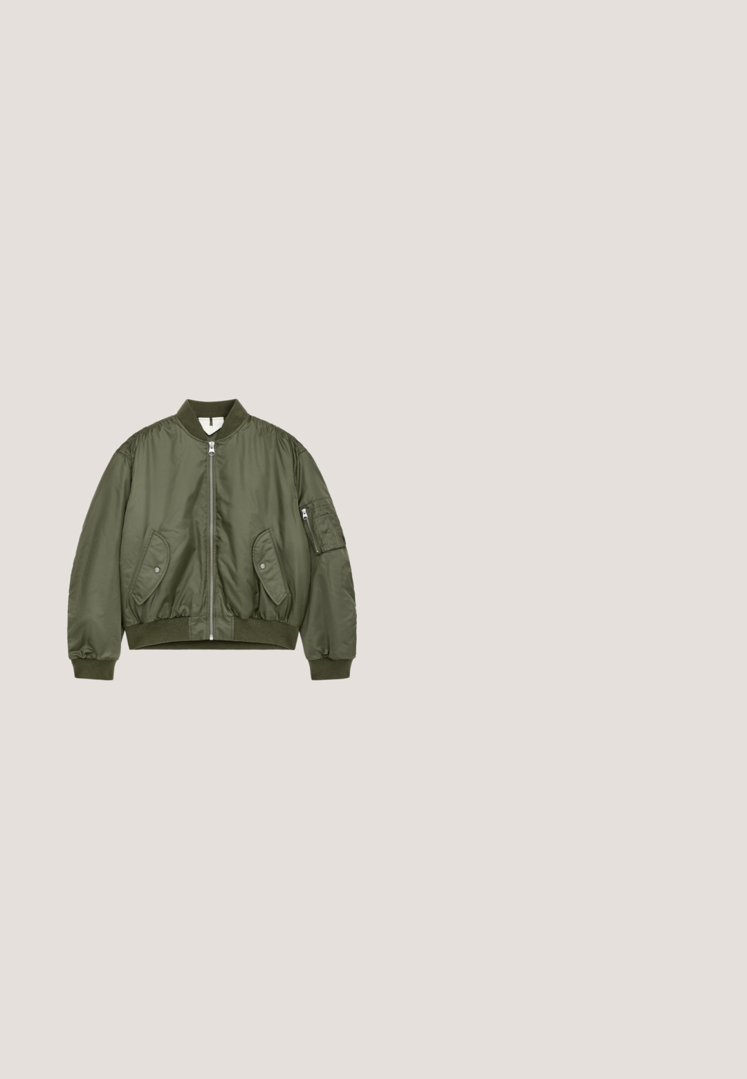 Veste bomber vert olive avec fermeture éclair frontale, deux poches à boutons-pression, poignets, col et ourlet côtelés, et poche zippée sur la manche gauche.; Sweat-shirt à capuche beige avec une poche avant, des poignets et un ourlet côtelés, arborant un logo en texte marron foncé sur la poitrine gauche. Texture de tissu douce.; T-shirt taupe à manches courtes avec col rond et petit logo blanc « DropSize » sur la poitrine gauche sur fond uni.; Pantalon cargo large kaki avec plis, poches à rabat latérales, passants de ceinture, fermeture par bouton et liens réglables à l'ourlet.; Baskets blanches en cuir lisse avec un accent beige texturé au talon, dotées de lacets ronds, d'un design profil bas et d'une semelle extérieure en caoutchouc.; Sac bandoulière beige Calvin Klein avec fermeture éclair noire, poche avant et écusson logo sur un fond uni clair.