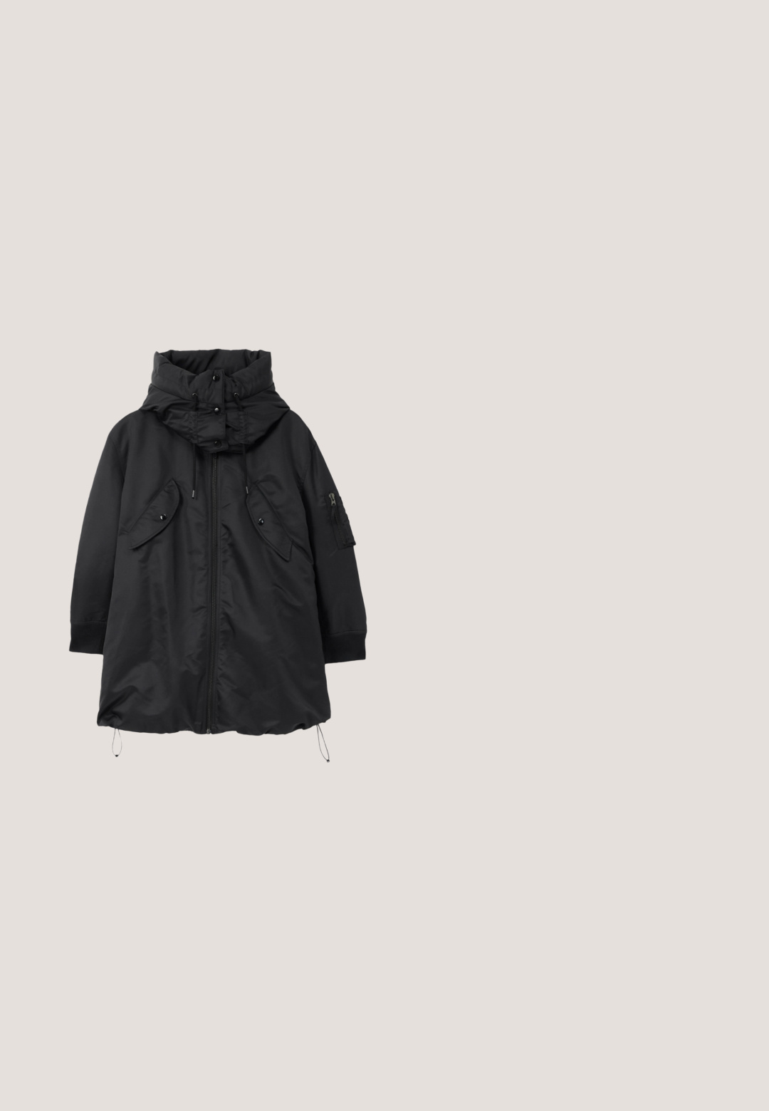 Must must jacket kõrge kraega, ees lukuga, reguleeritavate nööridega ja küljetaskutega. Sisaldab soonikvarrukate ja tekstuuri kontrasti.; Beige dressipluus, mis on valmistatud pehmest puuvillast, ümmarguse kaelusega ja pikkade varrukatega. Keskosas on kujutatud sinist logo põnevas raamis.; Valge lühikeste varrukatega Versace Jeans t-särk kuldsete ja pruunide barokkstiilis keerutuste ja laikude ornamentidega.; Heledad sinine teksapüksid kõrge vöökoht, sirge jala lõik ja külglõiked hemmi ääres. Omab traditsioonilist viie tasku disaini ja nupuga kinnitamist.; Valge madala säärega tenniskinga, millel on geomeetrilise mustriga pooridega külgplaat, seemisnahast nina- ja kandekatted, paeltega kinnitamine ning tallal reljeefne brändinimi.; Must kangaskott valgete õmmeldud äärtega, eesmine tõmblukuga graafika ja trükitud tekstiga "LOVE MOSCHINO Made with love", kahe käepidemega.