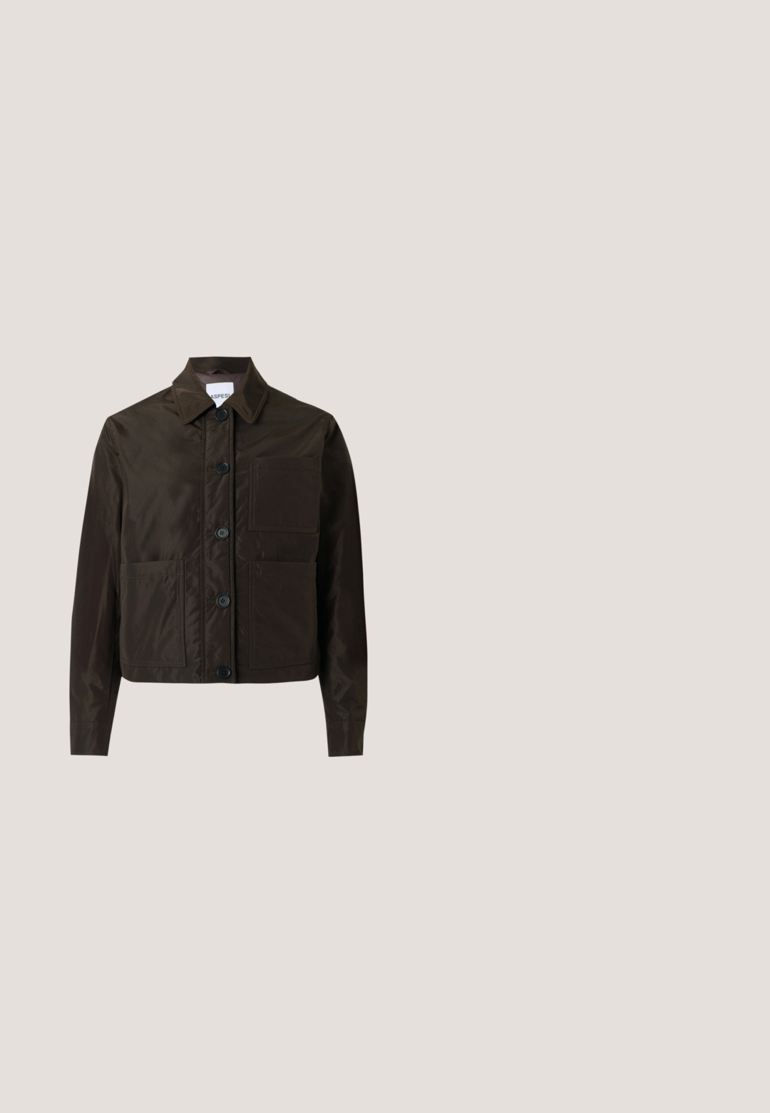 Veste marron foncé boutonnée, manches longues, trois poches plaquées devant et col pointu sur un fond clair uni.; Cardigan beige en maille côtelée avec encolure en V, manches longues et cinq boutons à l'avant.; T-shirt uni vert olive à manches courtes et col rond, présenté sur un fond gris, montrant la vue de face avec des détails de coutures visibles.; Pantalon large en velours côtelé marron foncé, taille haute, poches plaquées à l'avant, fermeture par bouton et poignets réglables à pressions aux chevilles.; Baskets basses en daim et cuir marron avec fermeture à lacets et semelle en caoutchouc marron clair, vues de côté sur un fond clair.; Sac à main en cuir gris foncé avec poche avant en daim, fermoir doré, double poignée et bandoulière réglable avec détail chaîne.