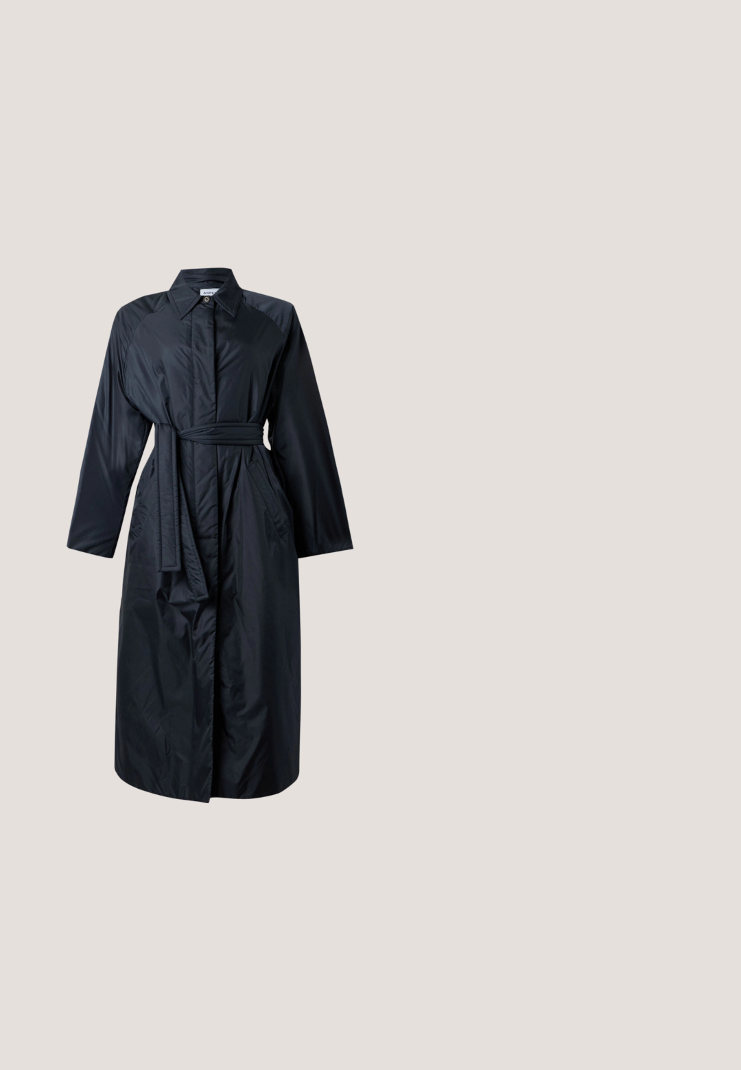 Long trench-coat noir avec ceinture à la taille, manches longues, col et poches latérales, présenté sur un fond blanc uni.; Pull en tricot bleu marine à manches courtes, col rond avec poignets et ourlet côtelés, présenté sur un fond uni.; Pantalon bleu marine avec des rayures verticales, taille élastique, design à jambe droite, texture lisse et sans poches visibles.; Chaussure à talon haut en cuir noir avec bout pointu et capuchon argenté métallique. Présente une finition lisse et un talon fin de 10 cm.; Sac à main en cuir texturé bleu marine avec une poignée supérieure, une bandoulière en chaîne argentée, et une fermeture rectangulaire argentée sur un fond blanc uni.; Boucles d'oreilles en argent présentant un design géométrique, avec des accents de cristal clair en forme de baguette et ronds alternés disposés en une formation 3D.