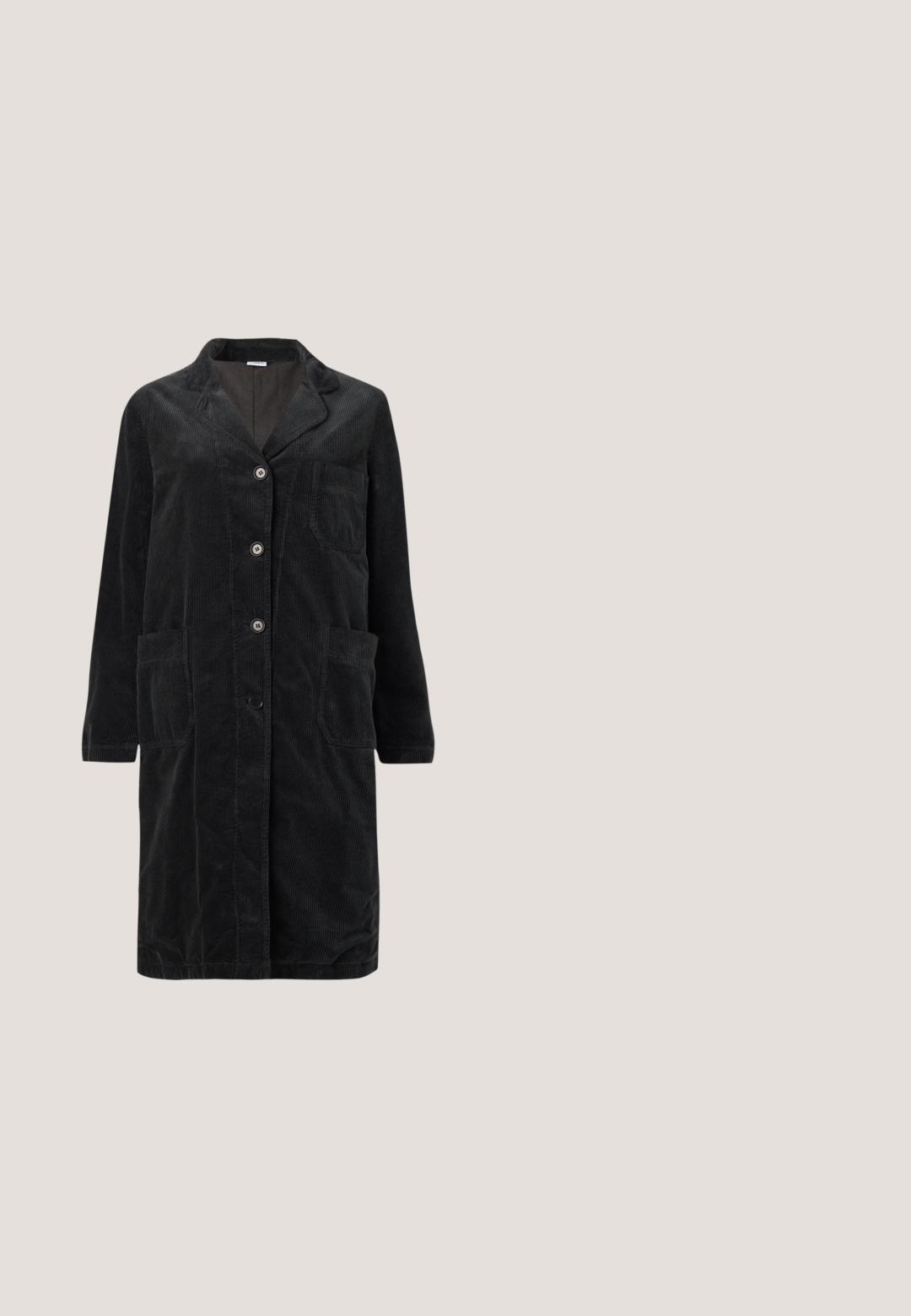 Lange zwarte corduroy jas met reverskraag, vier knopen aan de voorkant, drie opgestikte zakken en lange mouwen.; Zwarte jurk met lange mouwen, gemaakt van soepele stof, met een kant afgewerkte halslijn en zoom, subtiele A-lijn vorm en zijsplitten.; Zwarte gepatineerde leren slingback hakken met een puntige neus, lage blokhak en een verstelbare enkelband met een gouden gespsluiting.; Zwarte cat-eye zonnebril met donkere lenzen en kleine zilveren studs langs de randen van het frame, weergegeven op een witte oppervlakte.; Kleine zwarte leren handtas met zilverkleurig kettinghengsel en zwarte leren kwastjes aan beide zijden tegen een effen lichte achtergrond.; Twee gebogen zilveren oorbellen, de één groter dan de ander, beide versierd met kleine fonkelende kristallen langs één rand.