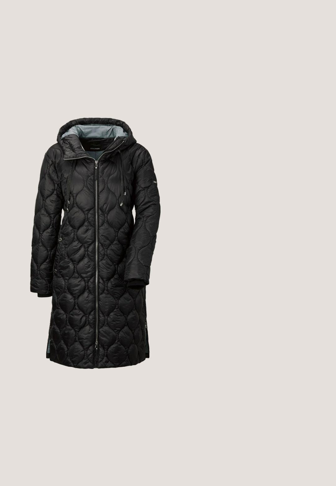 Manteau long en duvet noir matelassé avec capuche, doté d'une fermeture éclair frontale, d'une doublure intérieure et de cordons ajustables. Texture lisse.; Pull noir à col en v avec des manches longues, présentant une texture côtelée et une coupe décontractée. Le matériau semble doux et légèrement ample.; Haut à col roulé blanc avec des manches longues. Texture lisse et design ajusté, arborant un petit logo de marque en bas à gauche.; Jean en denim bleu marine avec coupe droite, design à cinq poches et fermeture à bouton à la taille. Texture lisse et sans embellissements visibles.; Bottines noires en cuir avec des panneaux latéraux en tricot élastique et des accents en vert olive texturé. Semelle en caoutchouc épaisse et nervurée pour une meilleure adhérence.; Sac fourre-tout noir au design robuste, en tissu texturé, avec des poignées à motif logo noir bien visible. Comprend une fermeture éclair pour un rangement sécurisé.