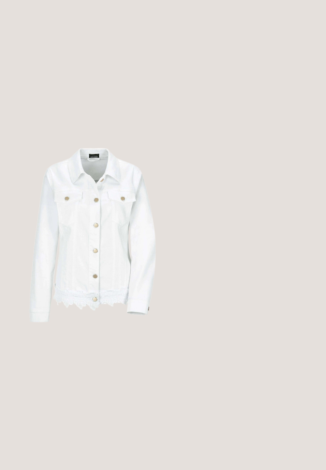 Weiße Jeansjacke mit silbernen Knöpfen, Brusttaschen mit Klappen, langen Ärmeln, Kragen und floraler Spitzenverzierung am Saum.; Marineblauer Jumpsuit mit tiefem V-Ausschnitt, ärmellosem Design und weit geschnittenen, plissierten Beinen. Hergestellt aus glattem, leichtem Stoff mit einem Reißverschluss auf der Rückseite.; Schwarze Ledersandale mit einem Kreuzriemen-Design, einer quadratischen Zehenpartie, einem niedrigen Blockabsatz und einem Schnallen-Detail am Knöchelriemen.; Max Mara DESIGN9 - Sonnenbrille - oro grigio fumo sfumato; Marineblaue Leder-Umhängetasche mit einem goldenen Kettenriemen, Reißverschluss und geprägtem Logo auf der Vorderseite. Glatte Textur und geschwungene Form.; Goldene Ohrringe mit drei verbundenen Ketten, die oben und unten runde klare Kristalle sowie in der Mitte einen runden Kristallakzent aufweisen.