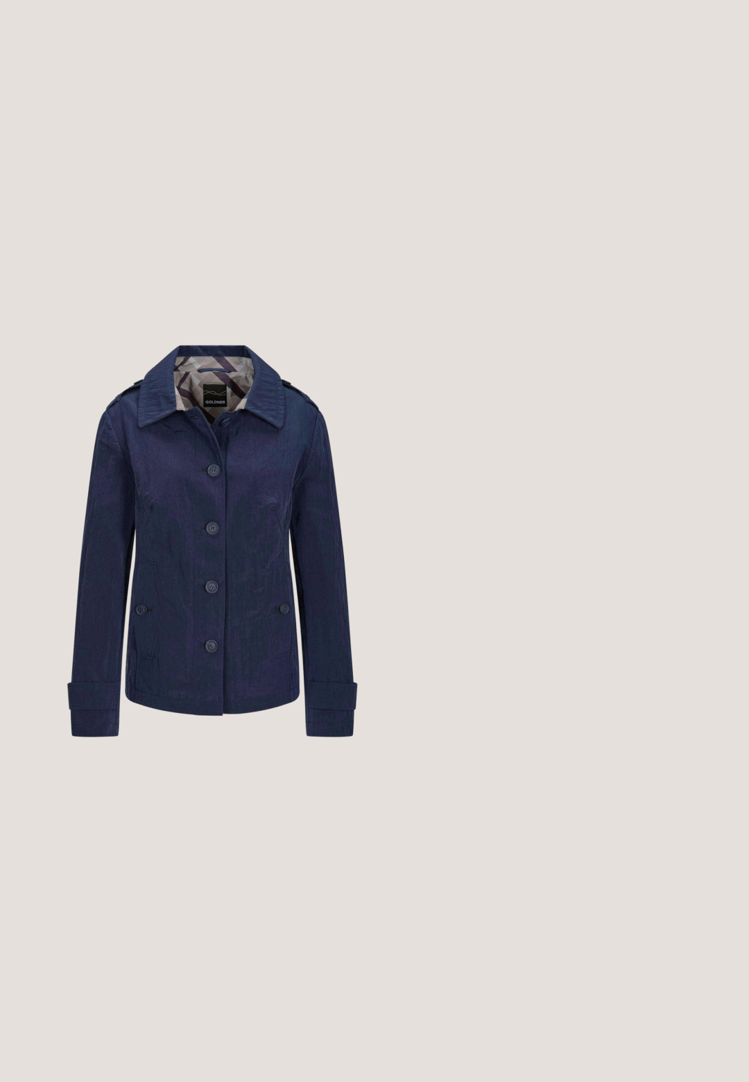Veste boutonnée bleu marine avec un large col, des poches boutonnées, des pattes aux poignets, et une doublure intérieure à motif étiquetée Goldner.; Pull en maille côtelée bleu marine avec un col rond et des manches longues. Fabriqué dans un matériau doux, il présente des rayures verticales pour ajouter de la texture. Design minimaliste.; Chemise blanche à boutons avec des rayures verticales bleues, col pointu, manches longues et poignets, présentée à plat sur un fond blanc.; Pantalon bleu marine à jambe droite avec poches latérales et taille ajustée, conçu pour un look propre et formel.; Ballerines en cuir noir avec un bout arrondi, dotées d'un cap en cuir verni et d'un accent de nœud en tissu à l'avant. Talon bas et robuste.; Sac à main en cuir bleu marine avec poignées torsadées noires et blanches, bandoulière blanche amovible et petit logo EN argenté sur le devant.