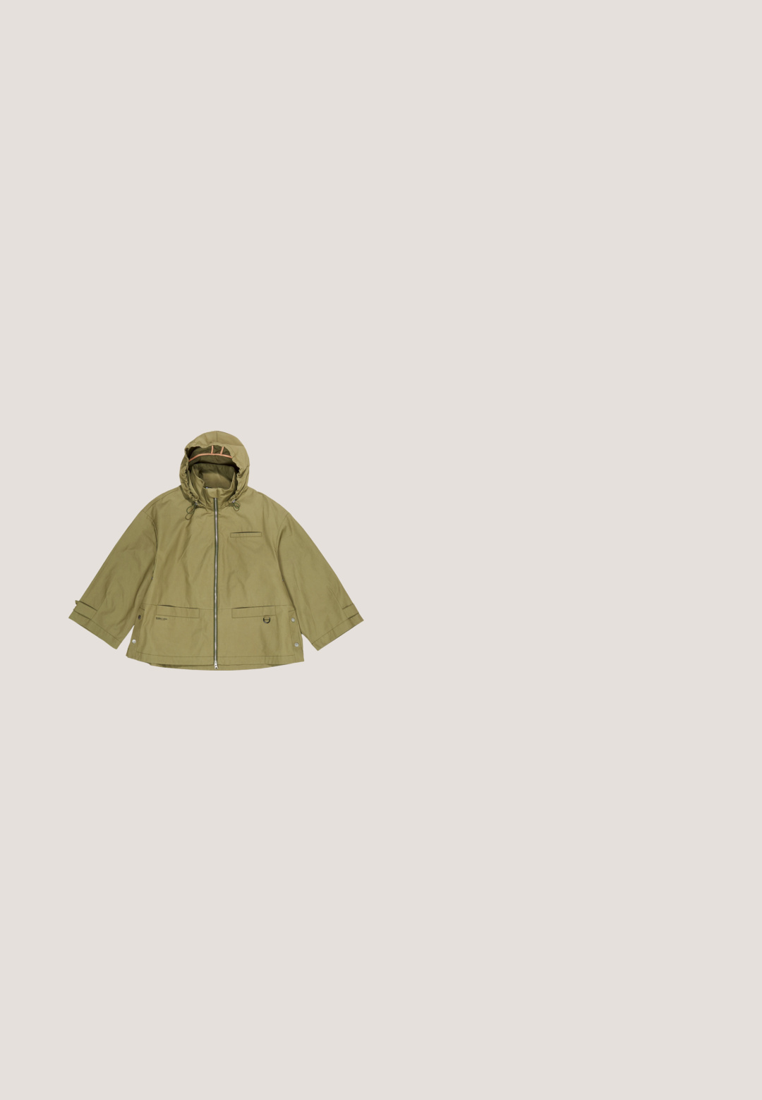 Veste à capuche vert olive clair avec fermeture éclair frontale, manches larges, pressions latérales ajustables, deux poches inférieures à rabat et une poche poitrine zippée.; Pull en tricot jaune avec un motif en chevrons texturé, col rond et manches longues. Étiquette visible sur la couture latérale.; Pantalons en velours côtelé à jambes larges de couleur vert olive avec un motif en relief texturé, une taille élastique et des poches latérales, affichant une finition douce.; Baskets en daim jaune moutarde avec des accents violets et vert olive. Dotées de lacets blancs, d'un embout arrondi et d'une semelle en caoutchouc texturée.; Sac à main en cuir vert olive avec une forme arrondie, une sangle réglable et un logo doré discret à l'avant. Texture lisse sans matériel visible.; Bracelet en chaîne dorée avec perles rondes et texturées, orné d'une pierre verte et de petites pierres claires, fermeture réglable avec logo.