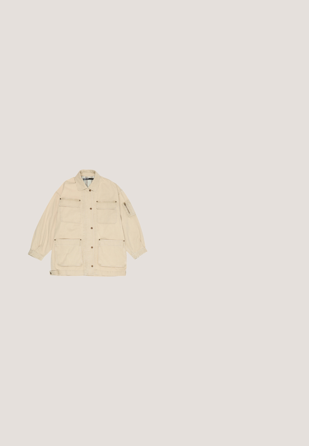 Chaqueta beige de manga larga con cuatro bolsillos con solapa en la parte delantera, cierre de botones, cuello y bolsillo con cremallera en la manga izquierda.; Cárdigan de escote en V color blanco roto con mangas largas, tres botones negros en la parte frontal y puños y dobladillo acanalados.; Camiseta sin mangas de color amarillo claro con escote redondo y ajuste relajado, hecha de tela suave y ligera.; Pantalones de pierna ancha de color crema, de corte holgado, con cintura elástica y pliegues laterales, mostrados extendidos sobre un fondo blanco.; Zueco de ante en beige con parte superior texturizada, correa ajustable y una suela de goma robusta con un patrón de tacos para un mejor agarre.; Bolso de mano de cuero amarillo con forma de trapecio, con doble asa y pequeño logo de la marca en plata en el centro inferior.