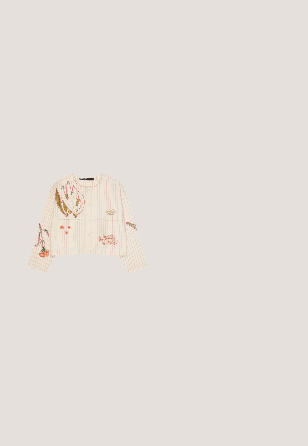 Beige gekürzte Jacke zum Knöpfen mit feinen roten Streifen, Blumen- und Fischstickerei, zwei Vorderaschen und rundem Ausschnitt.; Weißer ärmelloser Jumpsuit mit dünnen Spaghettiträgern und Spitzen-Detail über der Brust, mit weitem Hosenbein.; Helle rosa Clogs aus Gummi, mit Belüftungslöchern, einer konturierten Form und einer strukturierten Sohle für Halt. Getragen mit hellbeigen Hosen.; Braun getönte Sonnenbrille mit einem durchsichtigen, bernsteinfarbenen Rahmen. Auffällige kantige Form, schlanke braune Bügel und dezente Logo-Details.; Kleine cremefarbene Handtasche mit über 50 weißen Knöpfen verschiedener Größen, die Vorderseite und Griff auf einem schlichten weißen Hintergrund bedecken.; Braune Kordelhalskette, zu einer Schleife gebunden mit drei weißen Muschel-Anhängern mit goldenen Akzenten, die in der Mitte hängen.