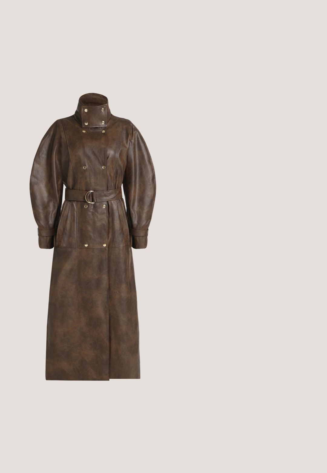 Long manteau en cuir marron foncé avec col montant, boutons dorés croisés, manches bouffantes et ceinture assortie avec boucle métallique.; Robe à motifs marron et crème, avec des manches longues, un col rond, une fermeture à boutons sur le devant et une taille à cordon pour un ajustement réglable.; Botte en daim marron hauteur genou avec un bout pointu, un détail tressé le long de la couture, et une ceinture en cuir marron accentuée par une boucle dorée.; Lunettes de soleil en plastique marron à forme œil de chat, avec des verres dégradés marron et un détail logo en ton or sur la branche. Texture lisse.; Sac bandoulière en daim marron avec une longue sangle réglable et une fermeture à tour dorée sur le rabat avant.; Bracelet fin en chaîne d'or avec de petites pierres précieuses multicolores disposées en motif arc-en-ciel et un fermoir en or réglable.