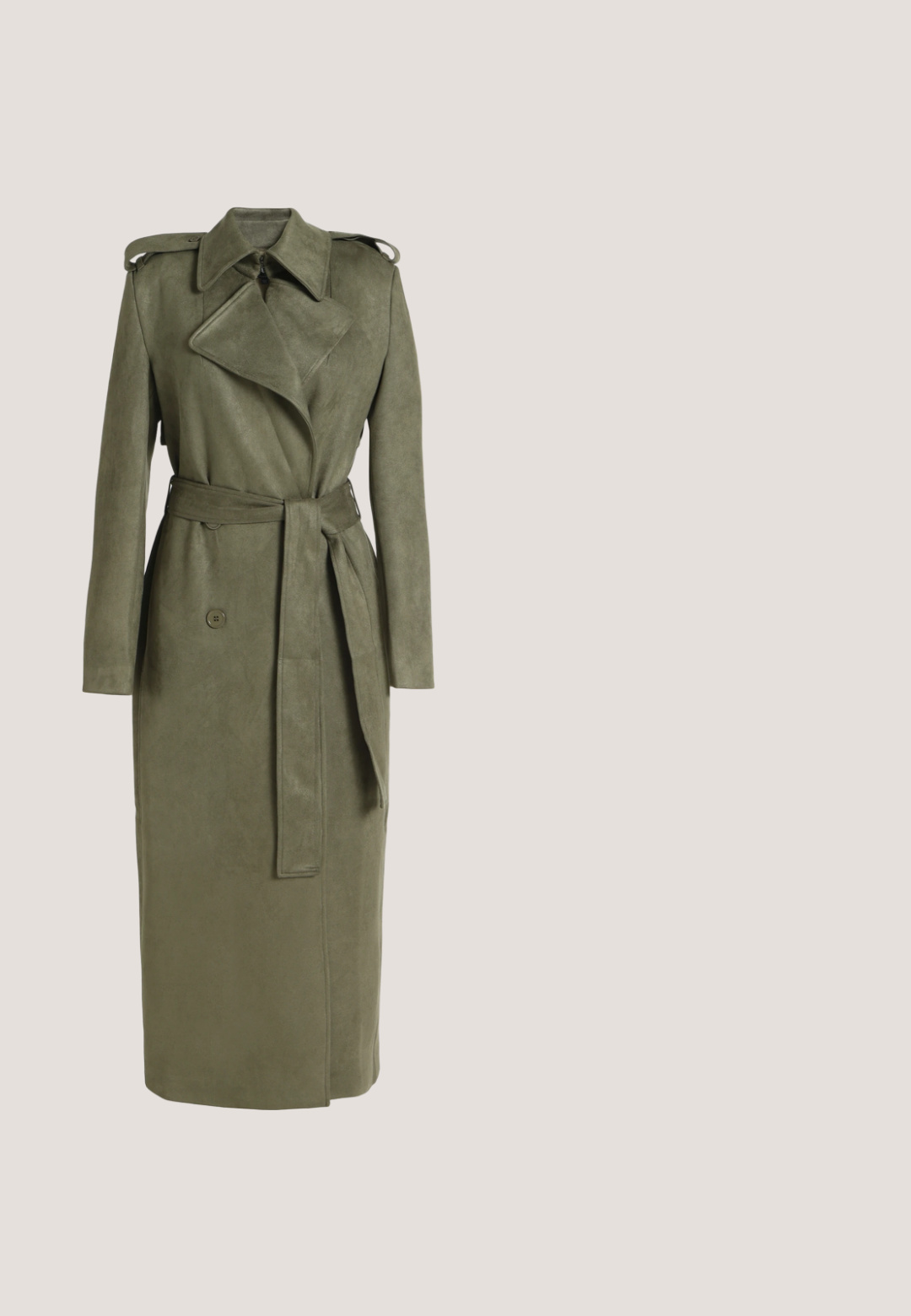 Lange olijfgroene trenchcoat met brede kraag, ceintuur in de taille, schouderepauletten en knopdetail op een egale achtergrond.; Mouwloze grijze jurk met bloemborduursel, ronde halslijn en ritssluiting op de rug. Soepele textuur en knielange zoom.; Groene leren hoge hakpumps met een spitse neus en een slanke silhouette. Gladde textuur en een slanke stilettohak voor extra hoogte.; Michael Kors MANCHESTER - Zonnebril - green solid/green solid; Donkergroene suède halfmaanhands tas met gouden kettingriem, leren schouderriem en klein gouden Polo by Ralph Lauren-logo.; Gouden druppel oorbellen met vierkante groene edelstenen gezet in gouden monturen op een effen lichte achtergrond.