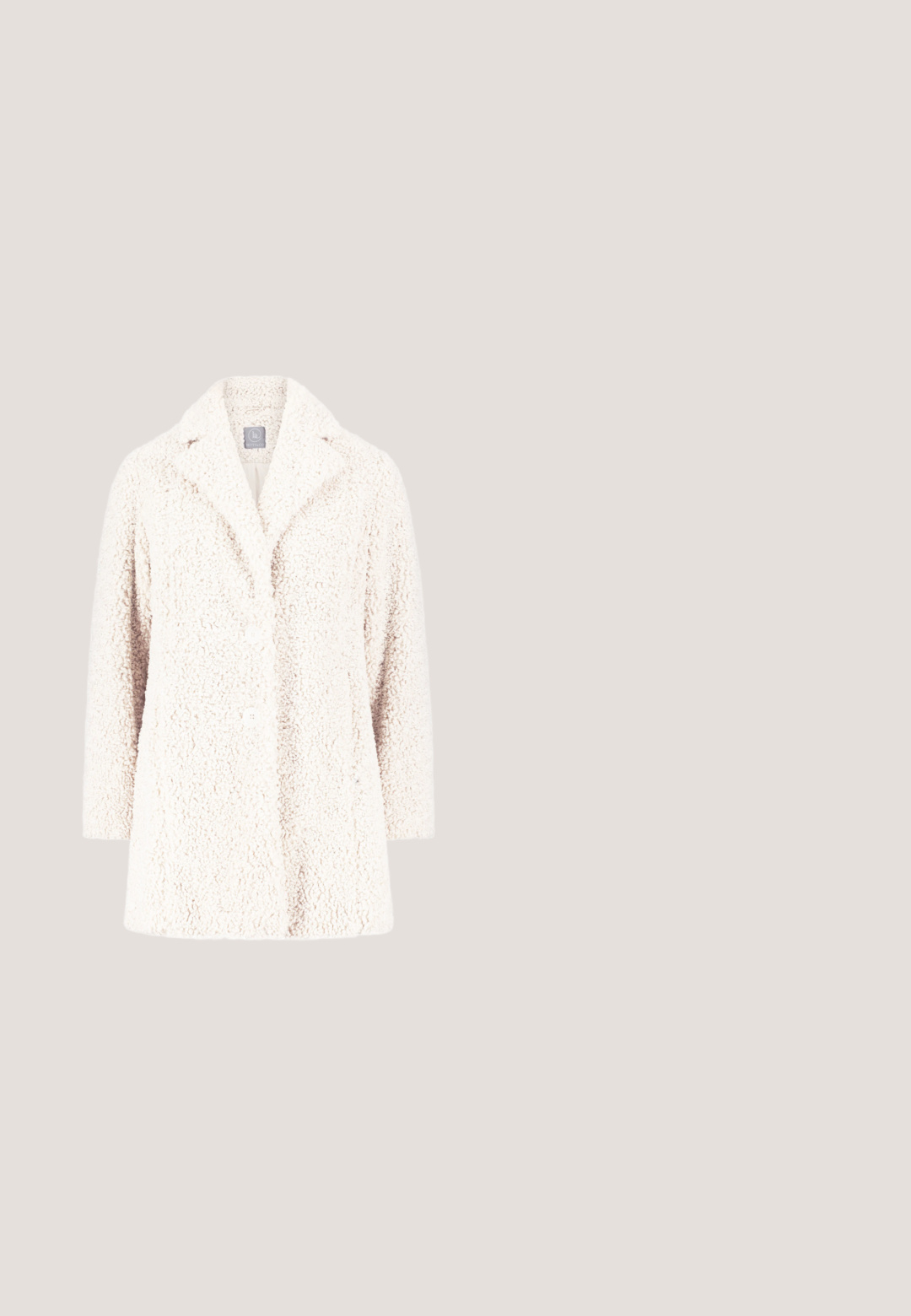 Romantische crèmekleurige nepbontjas met een gestructureerd oppervlak, een notch-kraag en drie knopen aan de voorkant. Heeft lange mouwen en een losse pasvorm.; Beige maxi-jurk met pailletten, een rond decolleté, uitsnijdingen op de schouders en een gladde textuur. Het ontwerp heeft een volledig paillettenpatroon.; Beige pump met hoge hak, puntige neus, van suède materiaal, enkelbandje en een decoratief strassbandje aan de voorkant.; Kat-oog zonnebril met een doorzichtig lichtroze frame, een gradient bruine lens en geperforeerde textuur op de armen. Gouden accenten op de tempels.; Gouden clutch tas met een gestructureerde stoffen oppervlakte, gebogen klep sluiting en een slank rechthoekig formaat.; Een paar druppelvormige gouden oorbellen, elk met een grote heldere centrale steen omringd door twee rijen kleinere fonkelende stenen.