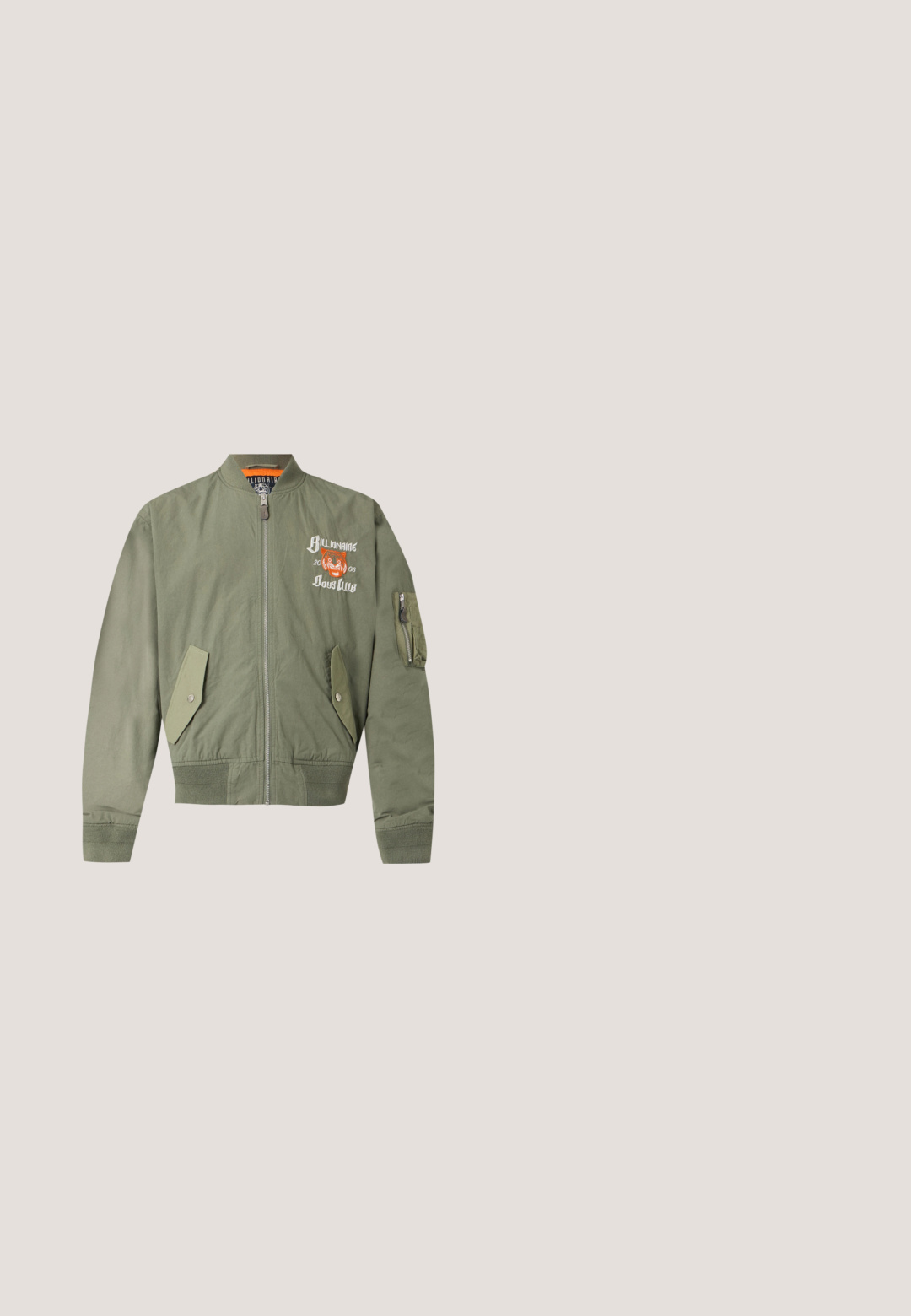 Blouson bomber vert olive avec fermeture éclair frontale, deux poches à boutons pression, poche zippée sur la manche et logo "Billionaire Boys Club" avec graphique tigre.; Sweat à capuche couleur crème avec cordons de serrage, orné de broderies abstraites florales et de feuilles multicolores dispersées.; T-shirt blanc avec une illustration encadrée d'un chat gris et blanc entouré de roses roses et le texte "Miroir, miroir sur le mur."; Jean en denim bleu clair à jambes larges avec des détails aux panneaux des genoux et un petit patch logo rectangulaire rouge sur la cuisse droite.; Chaussure bateau en cuir vert clair avec des lacets et œillets marron, équipée d'une semelle en caoutchouc épaisse et texturée et de détails cousus le long des bords.; Petit sac bandoulière en cuir beige avec bandoulière réglable, poche zippée à l'avant et motif répété du logo noir MCM.