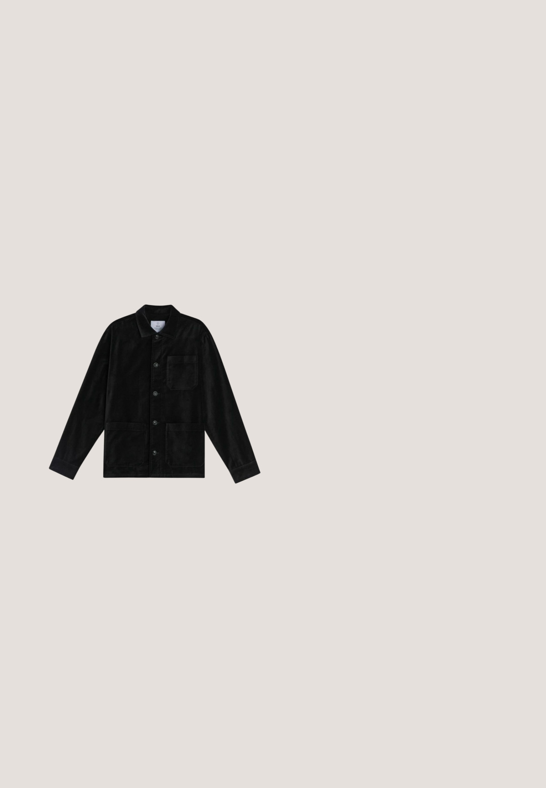 Sort kordfløjlsjakke med knaplukning foran, spredt krave, en brystlomme og to sidelommer. Blød tekstur med et struktureret design.; Sort langærmet polo-skjorte lavet af blødt stof, med klassisk krave, tre knapper og ribbede manchetter og kant.; Sort polo med korte ærmer, tekstureret front, ensfarvede ærmer, krave og kort lynlås ved halsudskæringen.; Sorte bukser med lige ben, bæltestropper, knaplukning og sidelommer, vist mod en hvid baggrund.; Sorte Chelsea-støvler lavet af ruskind med elastiske sidelapper, glat overflade, rund tå og en løkkeramme på hælen. Flad gummisål.; Sort læder toilettaske med en horisontal lynlåslomme foran og et sidehåndtag på en hvid baggrund.