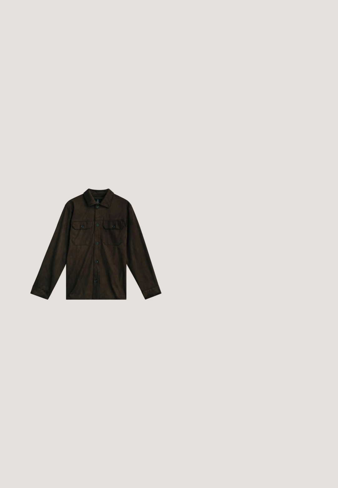 Donkerbruine lange mouwen blouse met knopen, voorzien van twee klepzakken op de borst met knopen en een klassieke kraag, plat gelegd op een witte achtergrond.; Donkerbruine blouse met lange mouwen, knopen, kraag en manchetten, afgebeeld op een effen witte achtergrond.; Donkerbruine broek met rechte pijpen, een elastische tailleband en twee achterzakken met paspel, van achteren weergegeven op een witte achtergrond.; Bruine suède enkelboot met een spitse neus, een lage blokhak en een lus aan de achterkant voor gemakkelijk aan- en uittrekken. Gladde textuur en eenvoudig ontwerp.; Donkerbruin vierkant stof met lichte paisley- en bloemmotieven die een decoratieve rand en centraal gebied vormen op een witte achtergrond.; Bruine leren riem met een gladde afwerking, voorzien van een zilveren metalen gesp en meerdere gaatjes voor aanpassing.