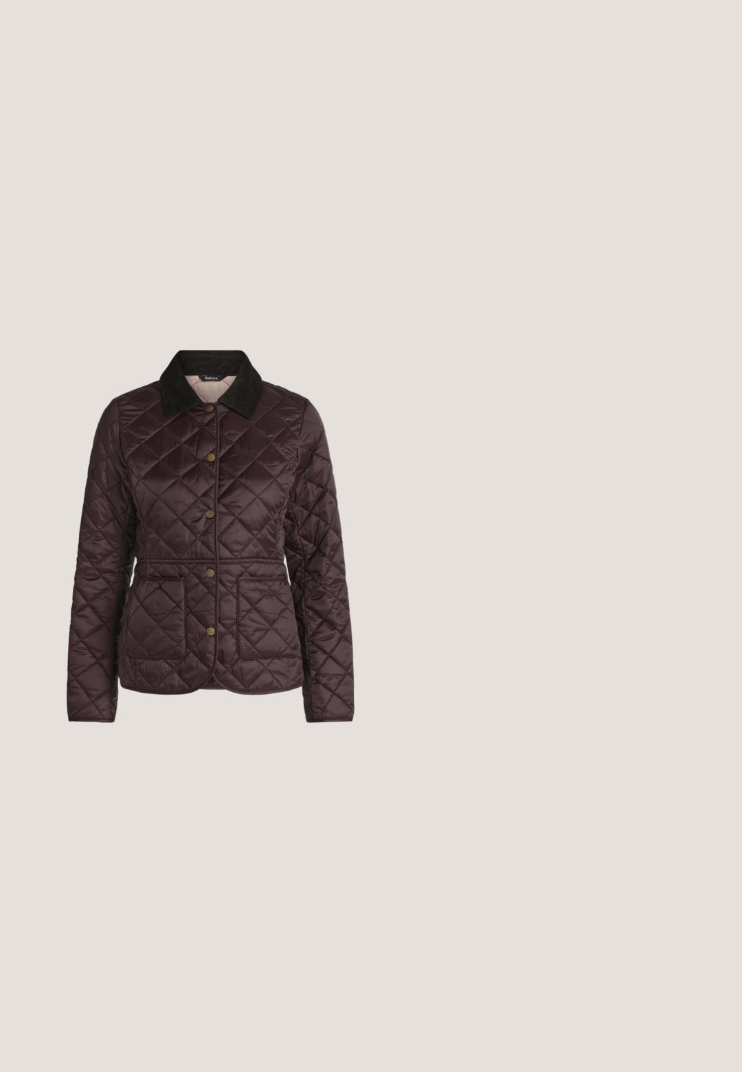 Veste matelassée brun foncé avec col en velours côtelé noir, fermeture à boutons-pression sur le devant et deux poches avant sur fond uni.; Chemise rose clair à manches longues avec des boutons marron sur le devant, rabat de poche poitrine boutonné et petit col sur fond blanc.; Pantalon droit marron foncé avec passants de ceinture, braguette devant et poches latérales, présenté sur un fond blanc uni.; Mocs en cuir bordeaux avec un bout arrondi, détail de nœud décoratif et couture discrète, montés sur un petit talon plat.; Sac à main en suède bordeaux avec une bandoulière en cuir noir, présentant une texture lisse et une poche avant avec des détails de couture contrastants.; Boucles d'oreilles créoles en or avec pendentifs en forme de pierres précieuses rectangulaires violet clair reposant sur une surface blanche.