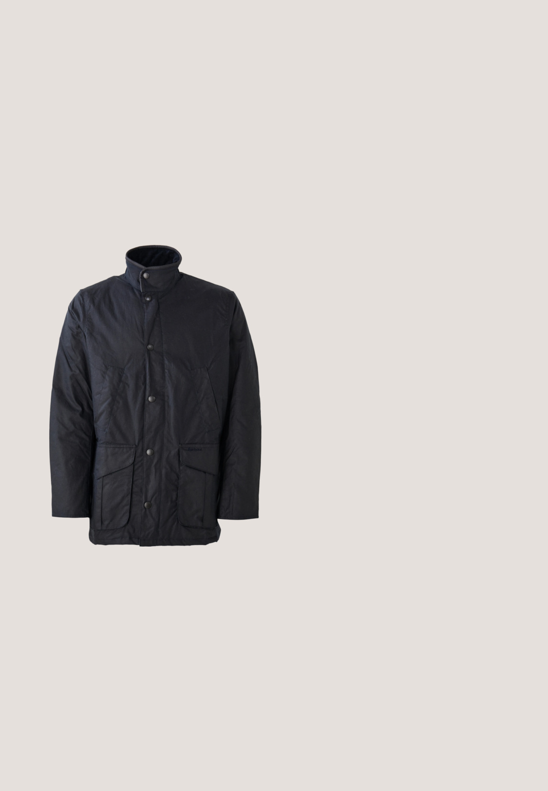 Schwarze wasserdichte Jacke aus strukturiertem Stoff mit hohem Kragen, Fronttaschen und Druckknopfverschlüssen. Minimalistisches Design ohne Muster.; Olivgrüner Pullover mit Reißverschlusskragen aus Strickstoff. Mit gerippten Bündchen und Saum, sowie einem kleinen Lederpatch auf der unteren Seite.; Solid SDVOLKO - Langarmshirt - olive; Olivgrüne Hosen aus leichtem Stoff, mit einem Kordelzug und Knopfverschluss, gerader Beinform und Bündchendetails am Saum.; Dunkelbrauner Lederknöchelstiefel mit Schnürung vorne, hellbeiger dicker Sohle und Zuglasche hinten, auf weißem Hintergrund gezeigt.; Kompakte Umhängetasche aus olivgrünem Leder mit vorderer Reißverschlusstasche und geprägten Markenlogos auf der glatt strukturierten Oberfläche.