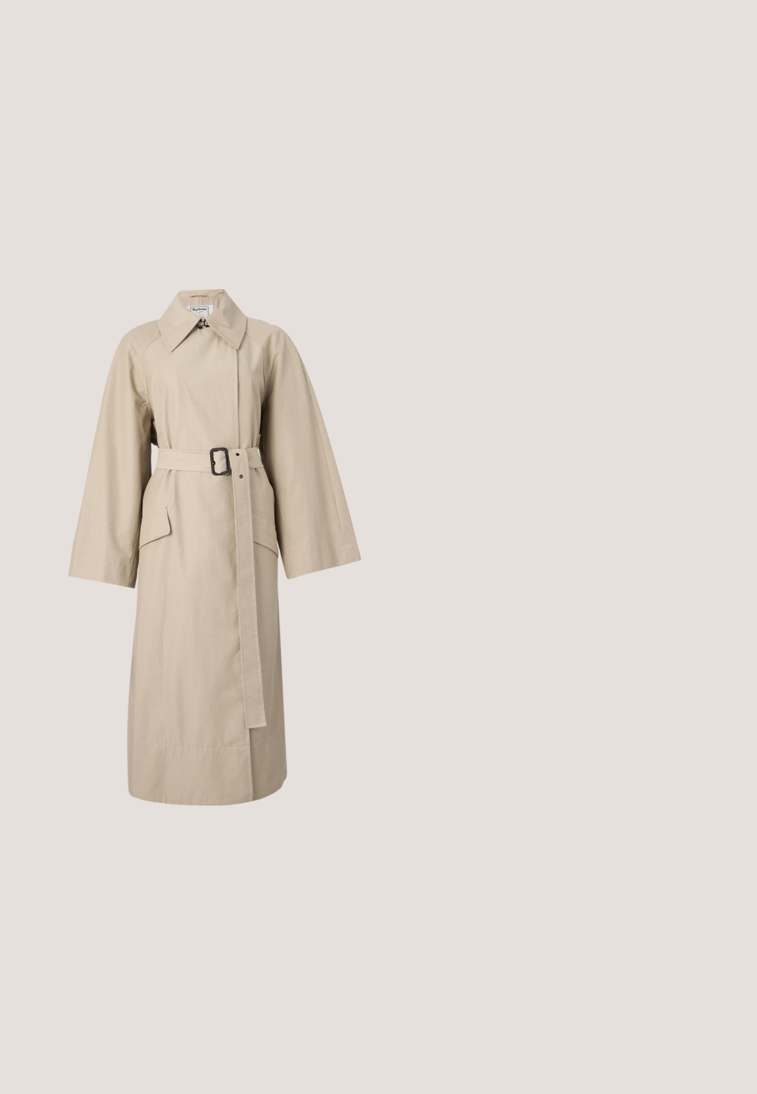 Manteau beige avec un grand col, des manches larges, une taille ceinturée et des poches latérales. Fabriqué en tissu texturé, avec un design épuré et minimaliste.; Haut tricoté bleu marine à manches courtes avec un subtil côtelé vertical et de petits détails de texture en points sur toute la surface.; Vêtement brun foncé sur mesure avec un détail de plis verticaux sur une surface de tissu lisse.; Baskets en daim camel avec bout arrondi, devant à lacets et semelle en caoutchouc crème. Présentent un petit accent argenté et un logo embossé sur le talon.; Sac à main rectangulaire couleur crème avec double poignée et breloque logo Michael Kors dorée sur le devant.; Boucles d'oreilles créoles en or avec des pierres précieuses rectangulaires bleues suspendues dans un sertissage clos sur un fond blanc uni.