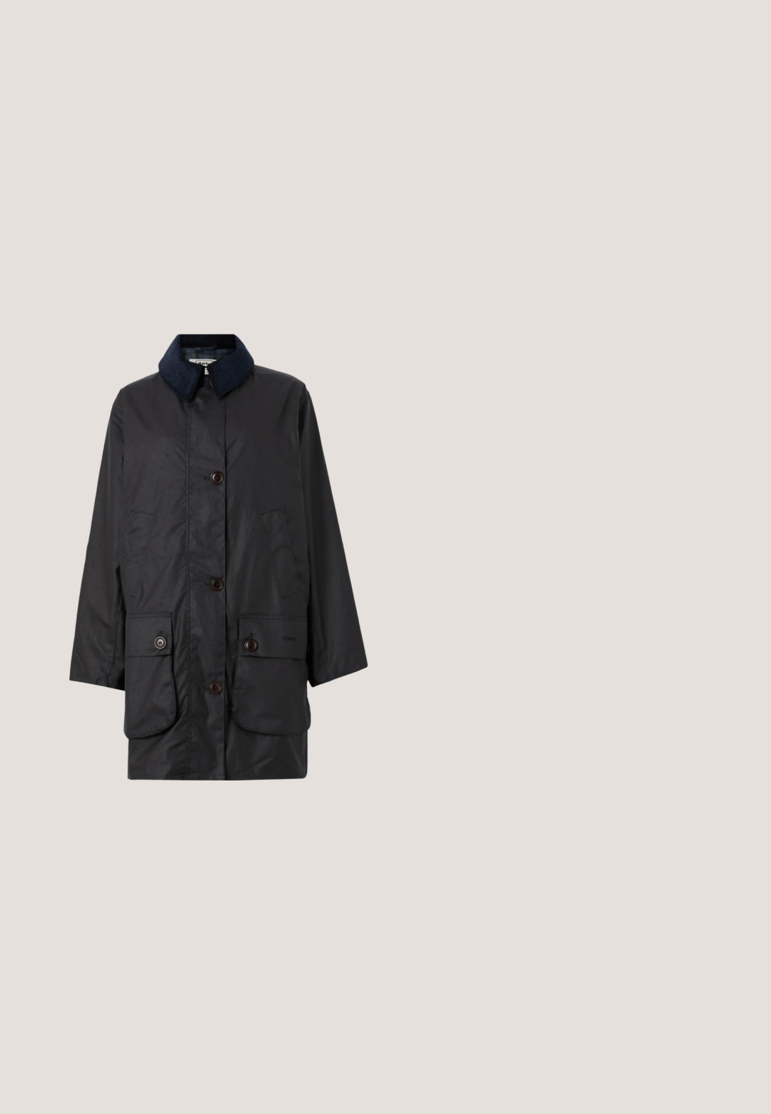 Barbour THE EDIT BY ALEXA - Parka - navy; Polo en maille blanc à manches longues avec col côtelé bleu marine orné de rayures blanches et écusson brodé de Wimbledon sur le côté gauche de la poitrine.; Chemise à boutons bleu et blanche à rayures, en coton. Elle présente un col pointu, des manches longues et un ourlet arrondi avec un petit logo.; Pantalon bleu marine à coupe droite, avec des plis avant, une fermeture par bouton et un tissu en coton lisse. Design simple sans motifs.; Mocassins en daim navy avec une silhouette élancée, ornés d'un accent en métal doré sur l'empeigne et d'une semelle en caoutchouc plate.; Sac cabas bleu marine avec des poignées en cuir marron et un petit emblème de logo doré centré sous la fermeture éclair sur fond blanc.