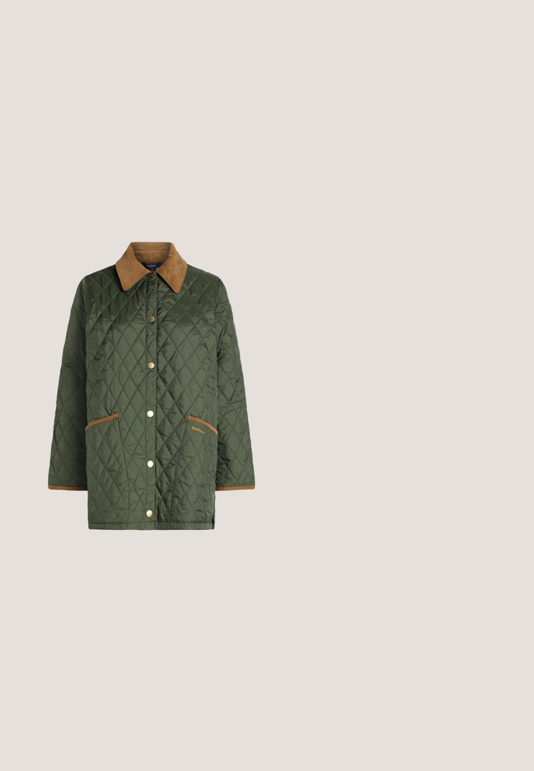 Veste matelassée verte avec col en velours côtelé marron et bordure de poche, boutons-pression sur le devant et logo Barbour sur la poche droite.; Chemise côtelée à manches longues vert olive avec fines rayures horizontales blanches et un col rond sur un fond uni.; Pantalon en velours côtelé beige avec une coupe droite. Doté de poches avant et d'une surface texturée avec des côtes verticales.; Baskets en cuir beige avec accents rouges et semelle en caoutchouc texturée. Présente un design classique avec deux bandes rouges et des lacets crème.; Sac à main en cuir jaune en forme de croissant avec une poignée courte et un curseur de fermeture éclair doré, présenté sur fond blanc uni.; Boucles d'oreilles en argent avec des accents circulaires en ton or, ornées d'un motif ajouré, mettant en valeur une finition polie et un design moderne et épuré.