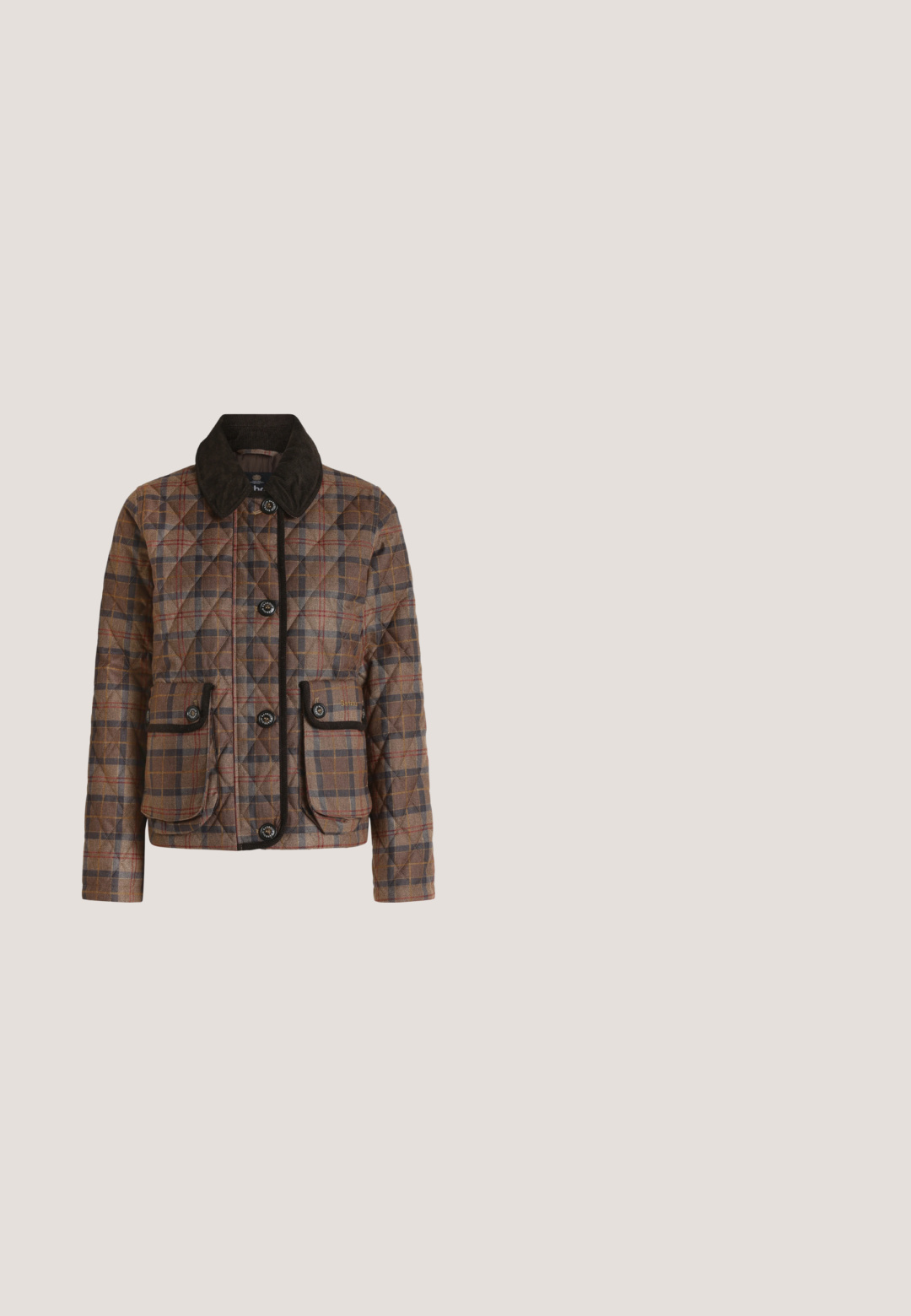 Veste matelassée à carreaux marron avec col en velours côtelé noir, fermeture à boutons sur le devant et deux poches avant à rabat avec fermetures à boutons.; Cardigan en maille marron avec bordure orange, col et devant boutonné. Comprend deux poches poitrine et manches courtes. Tissu texturé.; Polo à manches courtes avec un col marron, présentant des rayures horizontales dans des tons de rose, jaune et rouge. Fermeture à l'avant avec cinq boutons.; Pantalons larges bruns avec des motifs brodés d'étoiles et de poissons. Comprend une taille élastique, deux poches latérales et des liens réglables aux chevilles.; Des baskets en cuir avec une palette de couleurs beige et marron, accentuées par un imprimé léopard sur le côté et une semelle en caoutchouc texturé.; Petit sac bandoulière en suède marron foncé en forme d'ours, avec des accents noirs sur les pattes et les oreilles, et une bandoulière ajustable.