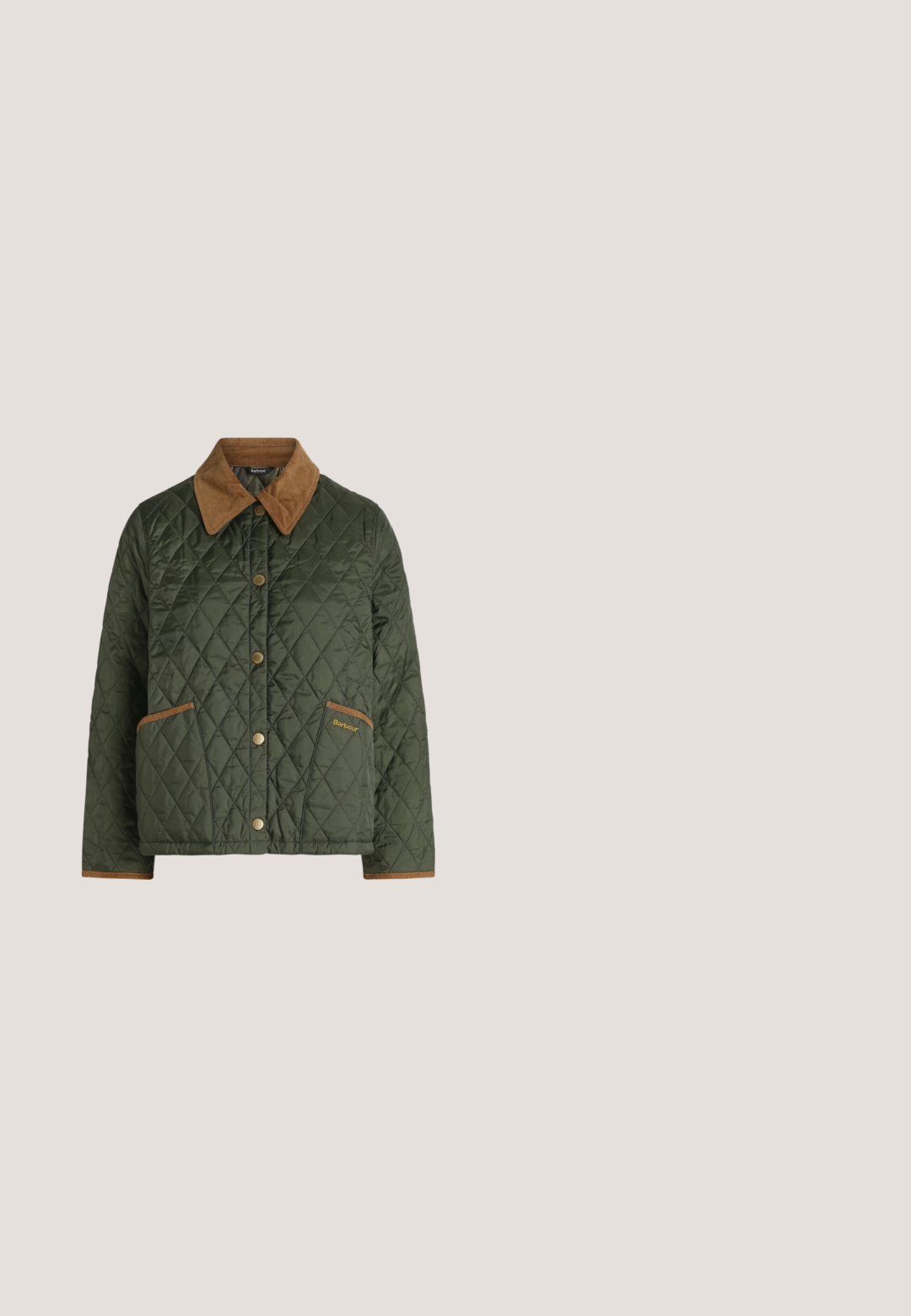 Veste matelassée verte avec col et bordure en velours côtelé marron, fermeture à boutons-pression devant et deux poches avant avec le logo Barbour sur la poche droite.; Polo noir à manches longues avec des rayures horizontales olive et moutarde et quatre boutons sur la patte.; Pantalon taille haute vert foncé, sur mesure, avec plis devant, fermeture à bouton et jambes droites slim.; Mocassin en cuir vert foncé avec deux brides à boucle dorée et un petit talon noir, présenté de profil sur un fond uni.; Pochette bracelet en cuir Michael Kors vert olive avec fermeture éclair dorée et logo, sur fond clair uni.; Boucles d'oreilles en ton or avec des pierres rondes vert foncé au centre, polies et lisses, présentées sur un fond blanc.