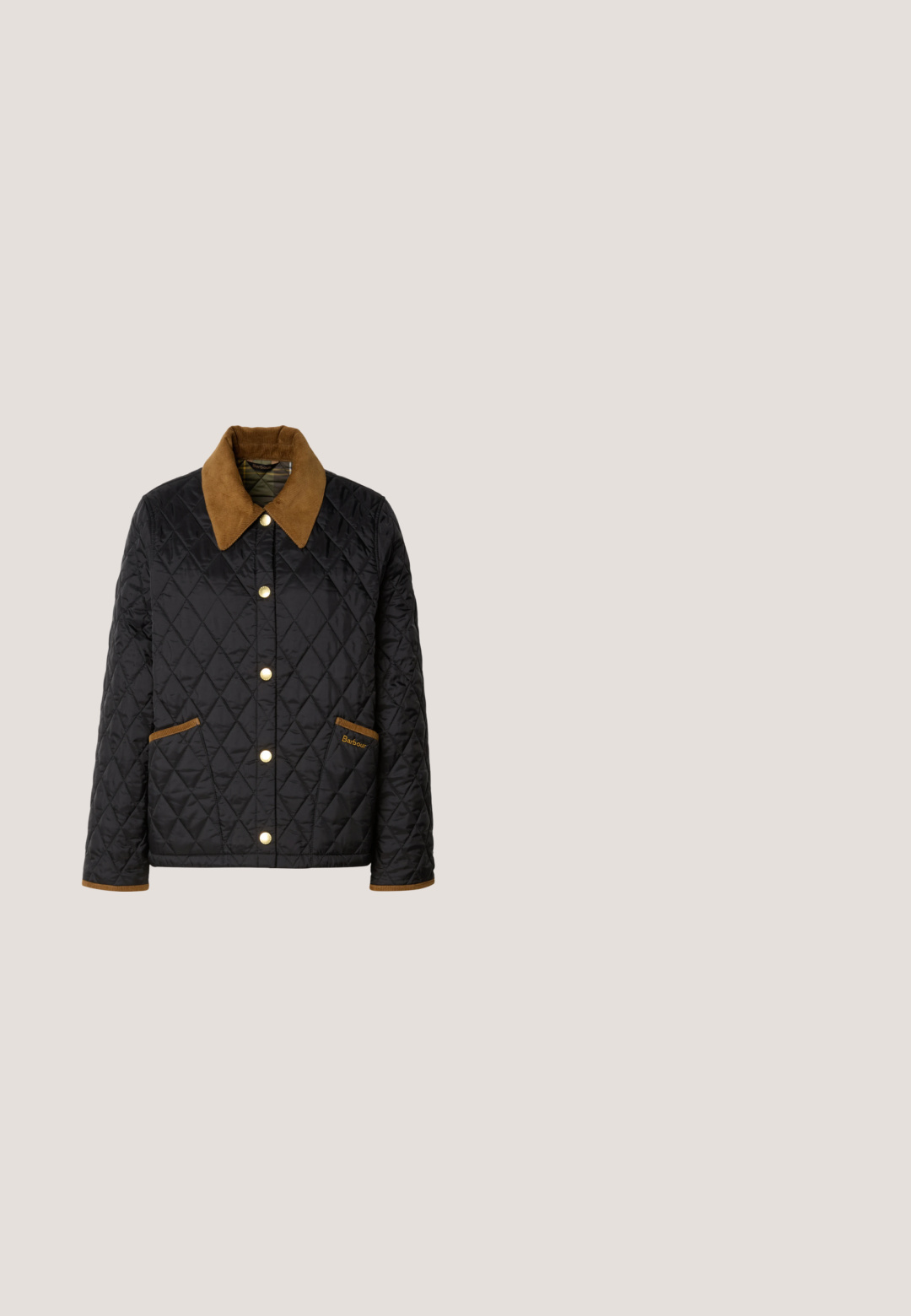 Veste matelassée noire avec un col en velours côtelé marron, des boutons pression dorés et des poches accentuées. Présente un motif en diamants et un détail de logo.; Débardeur sans manches gris foncé côtelé avec un petit logo brodé en forme de renard centré sur la partie supérieure de la poitrine.; Jean denim bleu taille haute avec jambes larges, bouton et fermeture éclair devant, deux poches avant et détails délavés sur les cuisses.; Bottines en cuir de vache marron et crème à bout arrondi, à lacets, avec une semelle en caoutchouc de couleur claire. Surface texturée avec des motifs naturels.; Sac cabas en daim marron avec deux longues poignées, petit logo sur le devant et une étiquette verte suspendue sur un fond clair uni.; Boucles d'oreilles créoles dorées ornées de petites pierres transparentes, présentant une forme arrondie et une surface texturée pour un éclat supplémentaire.