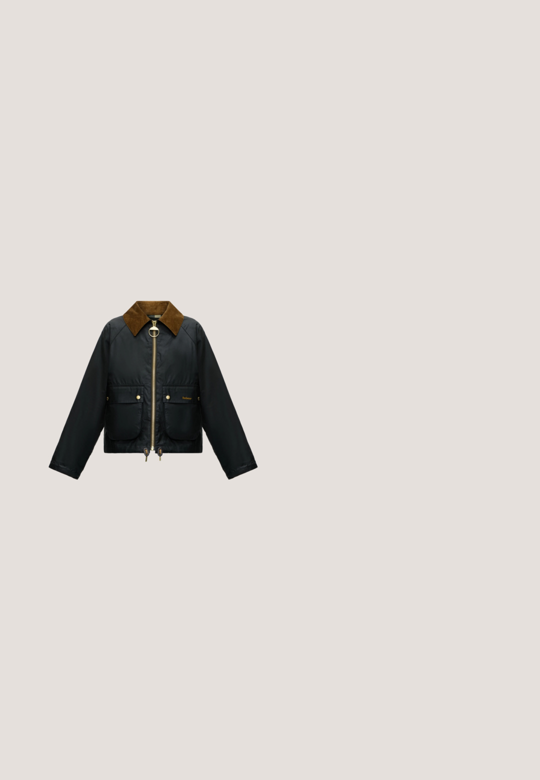 Schwarze Reißverschlussjacke mit braunem Cordkragen, zwei vorderen Taschen mit goldenen Knöpfen und einem runden goldenen Reißverschlussanhänger.; Braunes, langärmliges Strickkleid mit Rundhalsausschnitt und taillierter Silhouette, das bis zur Mitte der Waden reicht. Weiche, glatte Textur mit minimalen Details.; Braune Wildleder-Slipper mit quadratischer Spitze und kleinem Blockabsatz, mit dekorativem Riemen vorne. Glatte Textur, minimalistisches Design.; Cat-Eye-Sonnenbrille mit einem Gestell aus Schildpatt-Kunststoff, rosafarbenen Gläsern und einem goldenen Logo-Akzent an den Scharnieren. Glatte Textur und kantiges Design.; Dunkelbraune rechteckige Stoffhandtasche mit doppelt Tophandles, verstellbarem Schultergurt und goldenem Zubehör auf einem weißen Hintergrund.; Asymmetrische Ohrhänger in goldfarbener Tropfenform mit unregelmäßigen Formen, mit verschieden großen Bernstein-, braunen und klaren Edelsteinen.