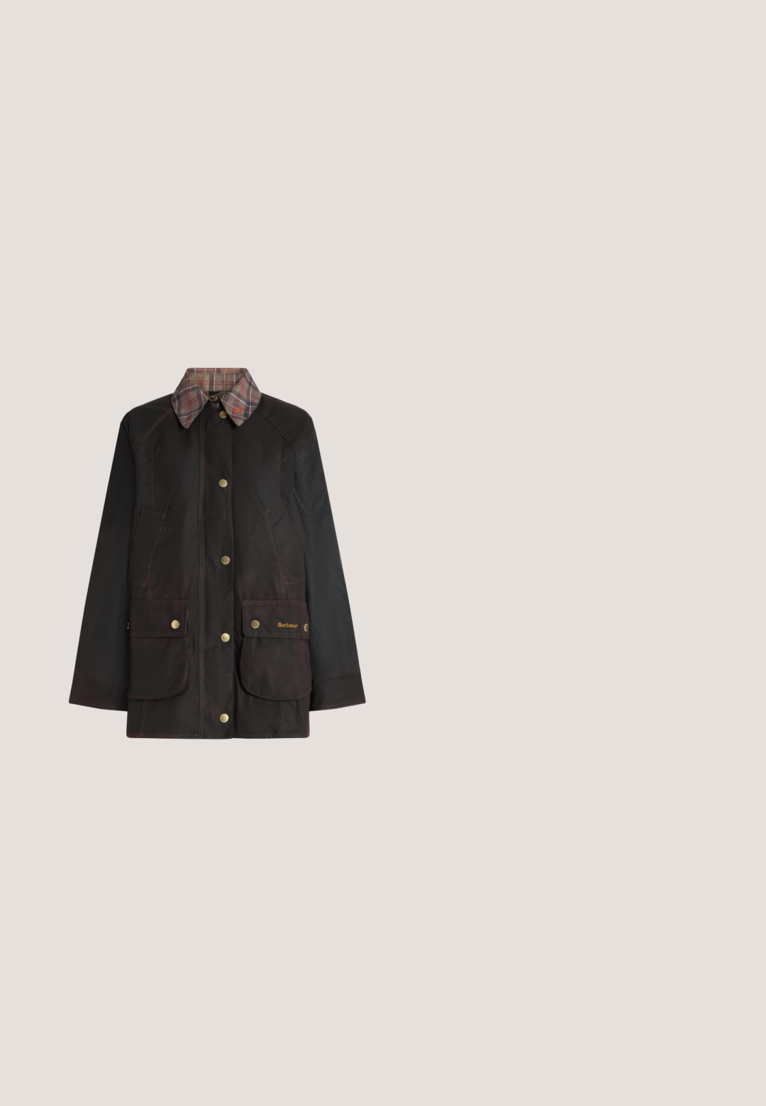 Dunkelbraune gewachste Jacke mit kariertem Kragen, Knopfleiste vorne und zwei großen Druckknopftaschen mit Barbour-Beschriftung auf der unteren Vorderseite.; Weißes ärmelloses Hemd aus Baumwolle, mit spitzem Kragen, Knopfleiste vorne und kleinem gesticktem Logo auf der linken Seite.; Beige, figurbetonte, knöchellange Hose mit glatter Oberfläche und ohne sichtbare Taschen oder Verzierungen auf einfarbigem Hintergrund.; Schwarzer Gummistiefel mit strukturierten Oberflächen, hohem Design, roten und weißen vertikalen Streifen, verstellbarem Riemen und Schnallen-Detail.; Seidenstoff mit einem reitsportbezogenen Muster, das Pferd, Lederriemen, Messingschnallen und Seile in Grün, Blau, Rot, Braun und Gold zeigt.; Brauner Ledergürtel mit silbernen, runden Metallringen und verstellbaren Schnallenlöchern auf einfachem, hellem Hintergrund.