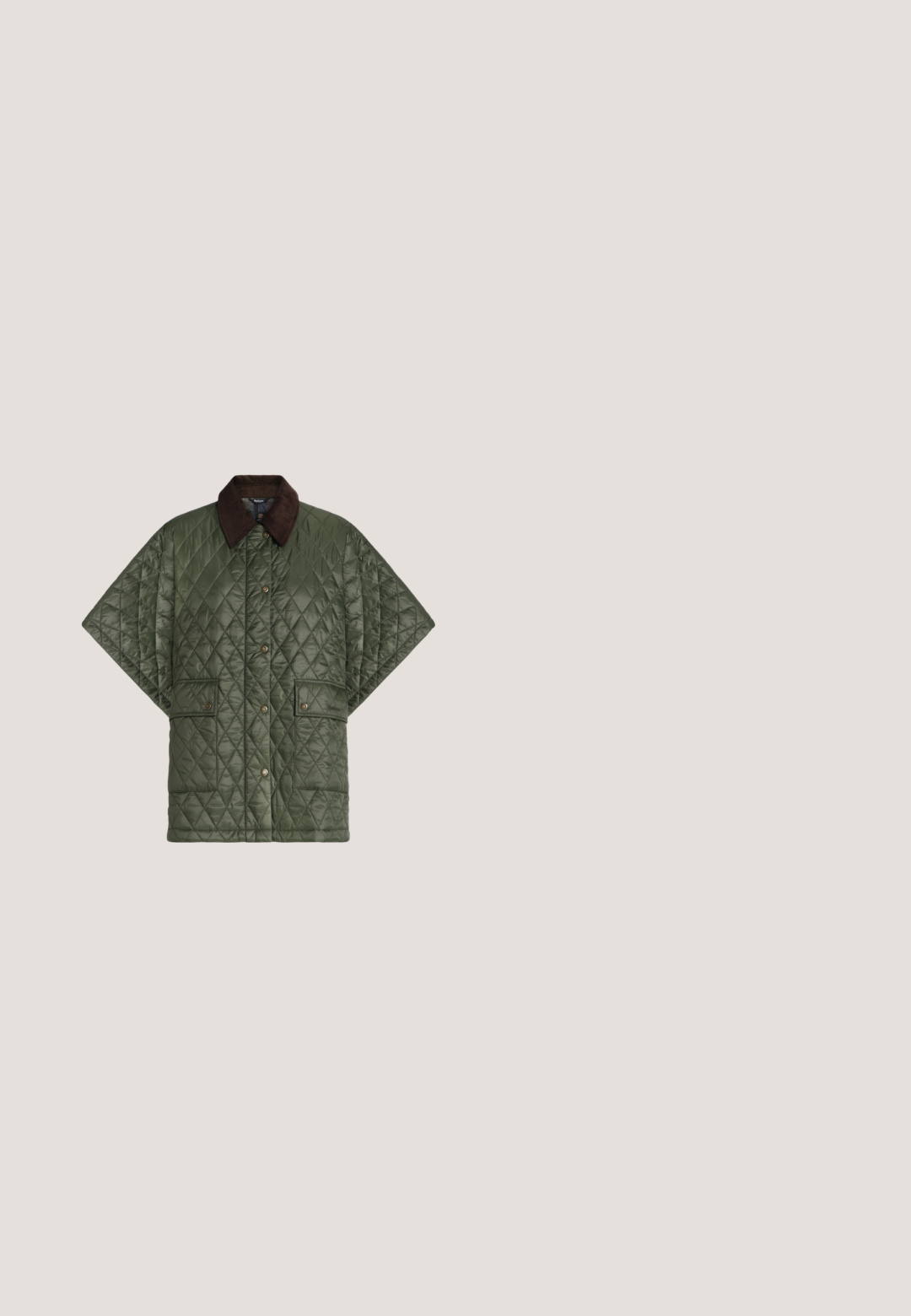 Olivgrüne gesteppte Jacke mit kurzen, weiten Ärmeln, braunem Cordkragen, Druckknopfverschluss vorne und zwei Fronttaschen mit Klappen.; Braunes, kurzärmeliges, geripptes Strickhemd mit spitzem Kragen, figurbetonter Passform und sieben Knöpfen vorne.; Braune, knieumspielende, maßgeschneiderte Shorts mit Gürtelschlaufen, seitlichen Taschen und vorderer Bügelfalte.; Schwarze Leder-Stiefel bis zum Knie mit strukturiertem Finish, seitlichem Schnallenakzent und niedrigem Absatz. Detaillierte Steppnähte entlang der Nähte.; Katzenaue Sonnenbrille mit transparenten beigen Rahmen und dunkelbraunen Gläsern. Verfügt über subtile Hardware-Akzente an den Schläfen. Mattierte Textur.; Dunkelbraune Wildlederhandtasche mit kurzem Riemen und abgerundeter rechteckiger Form auf einem einfarbigen hellen Hintergrund.
