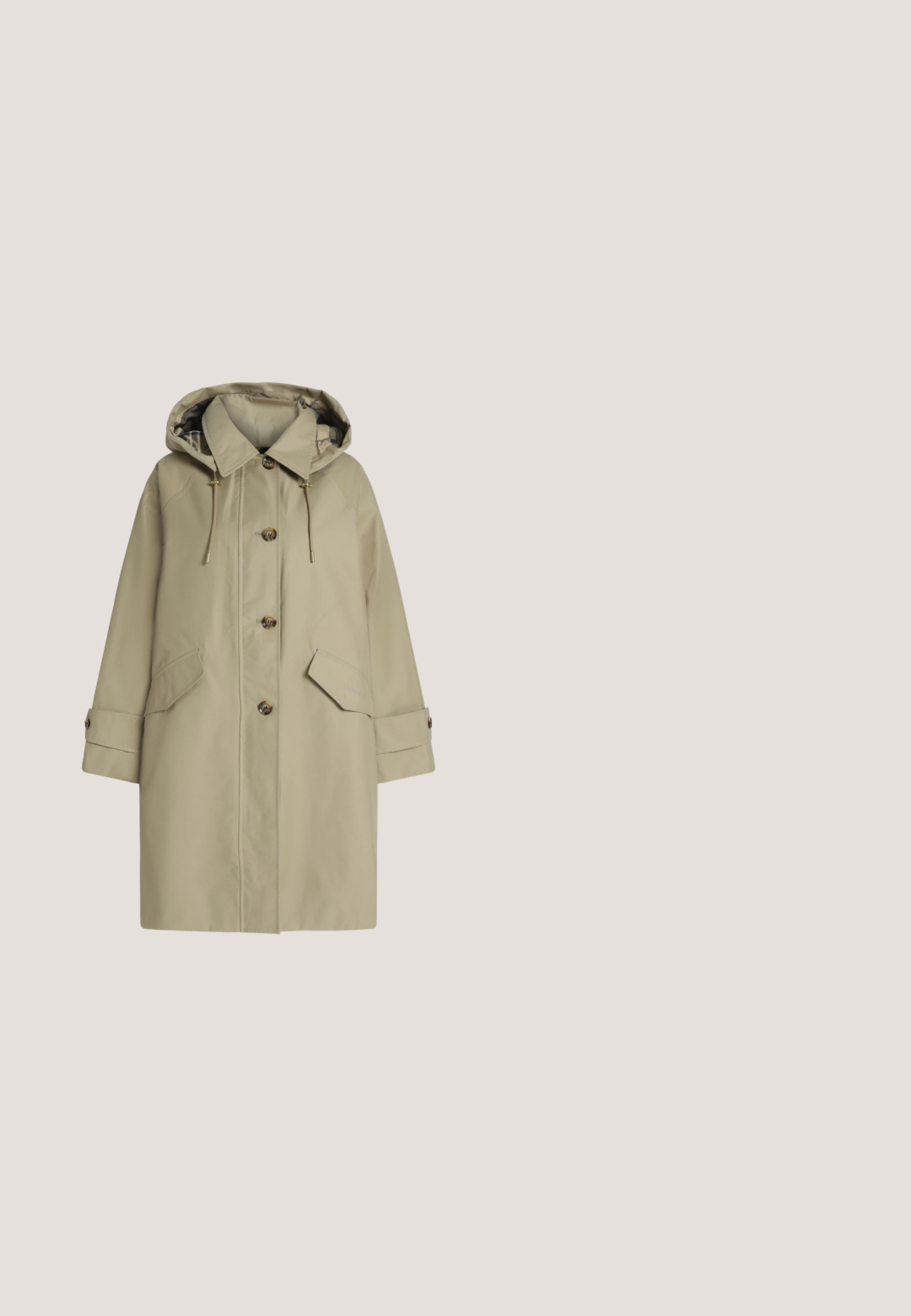 Beige regenjas met capuchon, knoopsluiting, verstelbare capuchonkoorden, klepzakken en met knopen verstelbare manchetten, afgebeeld op een effen achtergrond.; Langarm, met kraag, shirt in olijfgroen met ster- en halve maanpatronen in beige en wit. Lichte stof met een gladde textuur.; Licht olijfgroene broek met hoge taille, rechte pijpen, voorplooien en een verborgen voorsluiting tegen een witte achtergrond.; Beige slingback met puntige neus, dunne bandjes en een zilveren gesp op een zwarte, middelhoge stilettohak tegen een witte achtergrond.; Gele leren handtas met een gebogen silhouet, korte verstelbare band en een vak met ritssluiting. Heeft een subtiel logo aan de voorkant.; Een paar glanzende oorringen in goudkleur met een lusvormige, gedraaide en verstrengelde ontwerp, afgebeeld op een eenvoudige witte achtergrond.