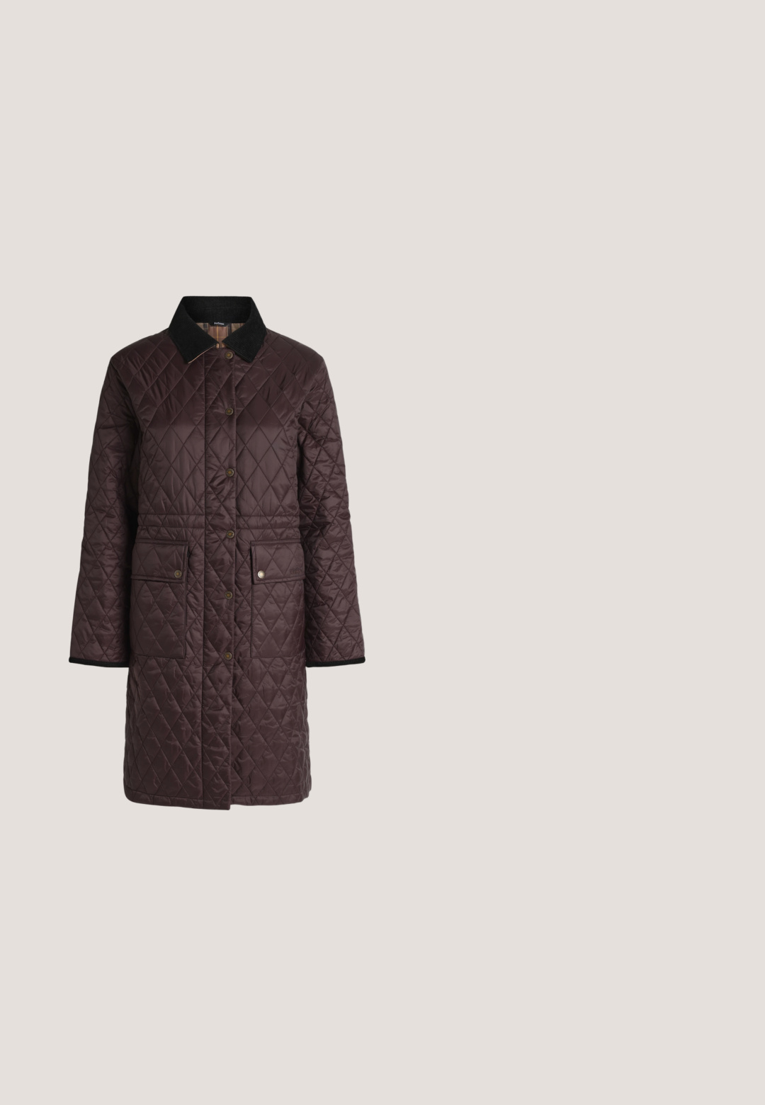 Gewatteerde donkerbruine lange jas met zwarte corduroy kraag, voorste drukknoopsluitingen en twee klepzakken met drukknoopsluitingen.; Donkerbruine geribbelde gebreide cardigan met ritssluiting, lange mouwen en een kraag versierd met driedimensionale bloemdetails.; Witte tanktop van gladde stof, met een ronde halslijn en brede schouderbanden, met een label binnenin waarop "IVY OAK" staat.; High-waist wijde broekspijpen in donkerbruine stof met ceintuurlussen en voorplooien, plat gelegd op een witte achtergrond.; Donkerbruine leren dames-slingbackpump met puntige neus, lage kittenhak en verstelbare band met gouden gesp, afgebeeld op witte achtergrond.; Donker bordeauxkleurige lederen handtas met textuurpatroon, zwart handvat aan de bovenkant, gouden beslag en afneembare schouderriem op witte achtergrond.