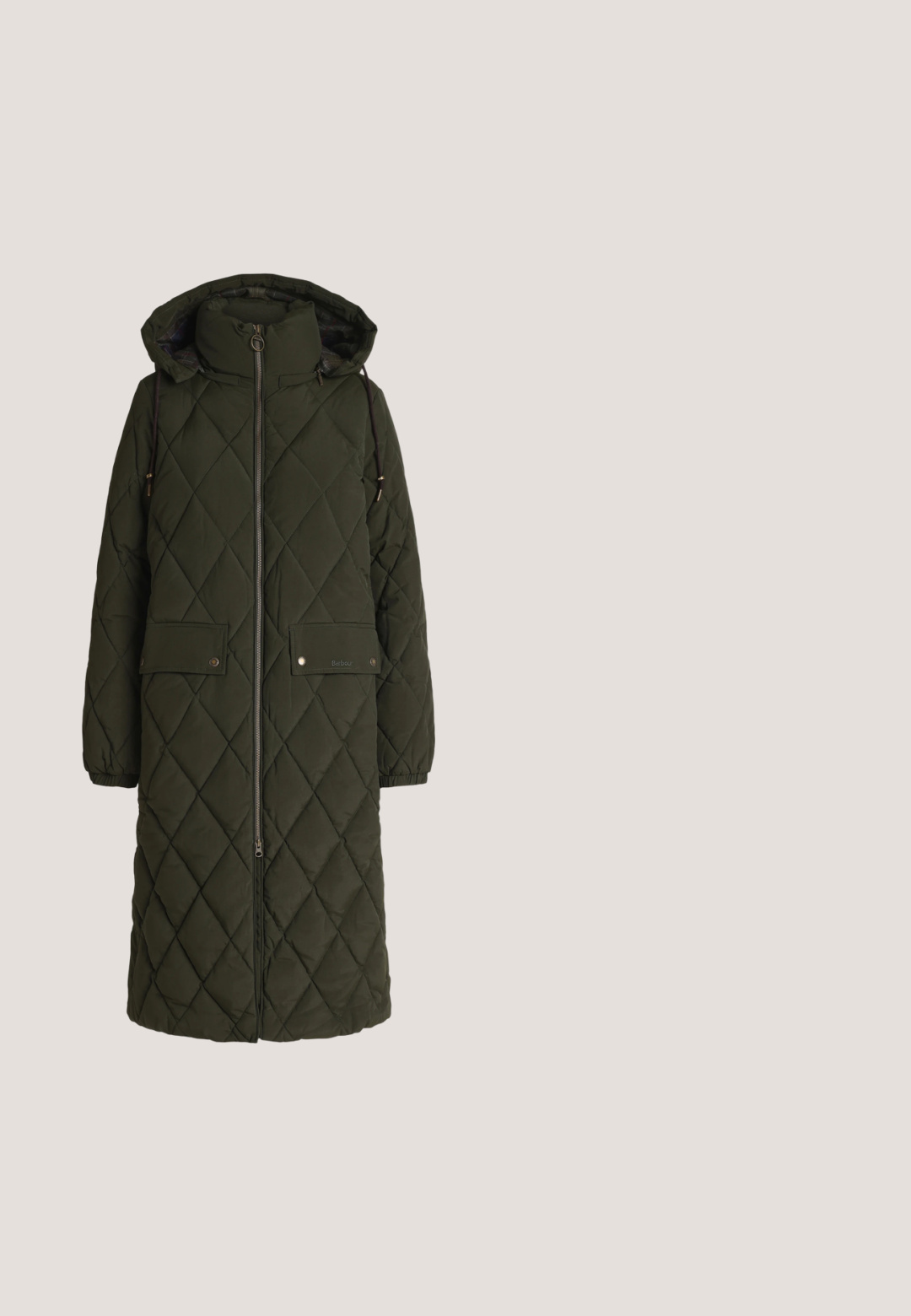 Long manteau matelassé vert foncé avec capuche, fermeture éclair intégrale à l'avant, poignets élastiques et deux poches avant avec rabats et fermetures par boutons.; Polo blanc à manches longues avec des rayures horizontales noires et deux boutons au col.; Pantalon large taille haute vert olive avec fermeture à bouton et zip à l'avant, passants pour ceinture, et poches latérales.; Baskets beige et crème en suède et cuir, avec semelles en caoutchouc, trois bandes et un accent marron au talon.; Sac à épaule en cuir vert avec un design arrondi, poche zippée à l'avant et poches supplémentaires sur les côtés. Texture lisse et matériel minimal.; Boucles d'oreilles en métal doré avec un design cintré et allongé. La surface est lisse et polie, arborant un style minimaliste.