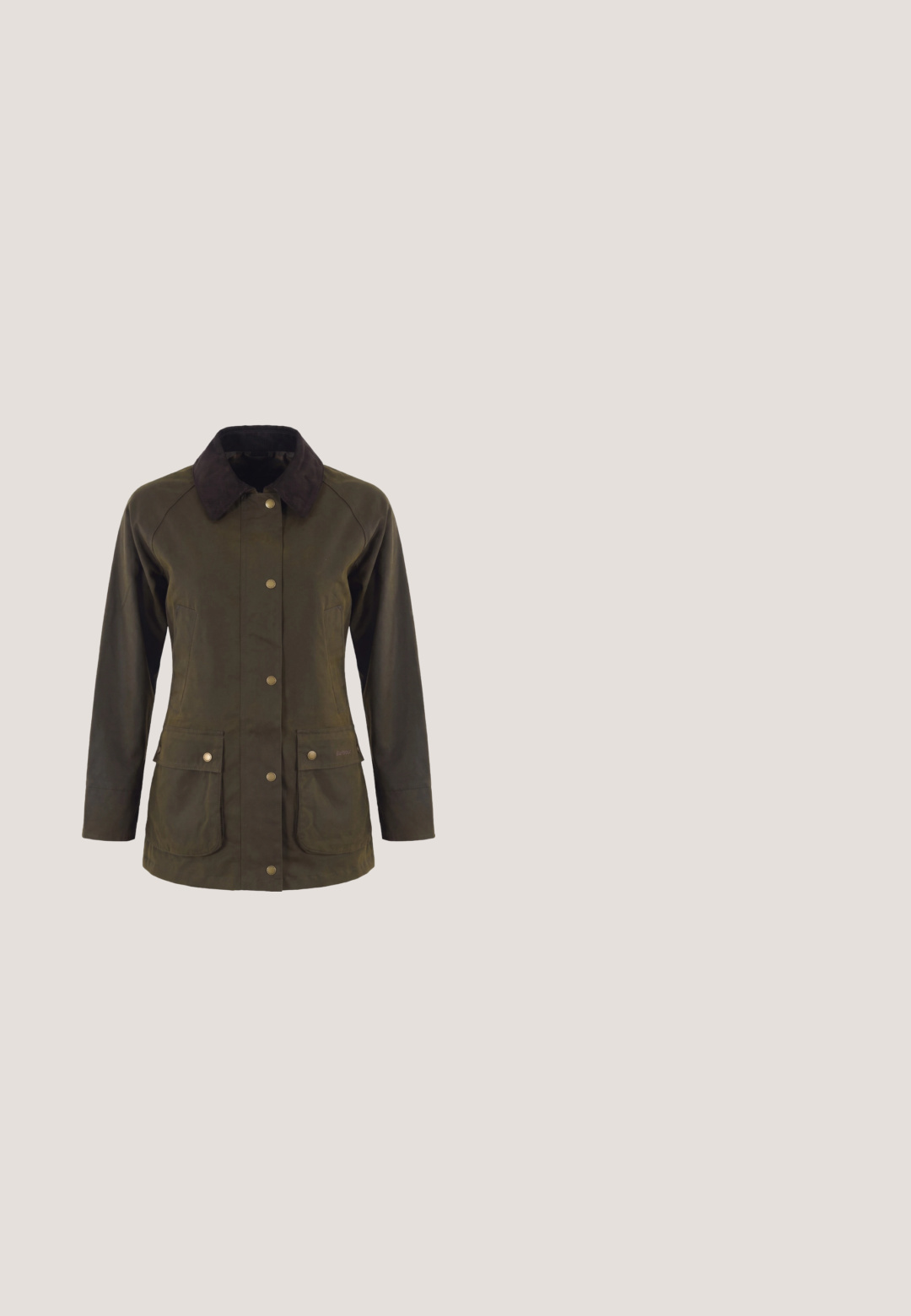 Donkergroene olijfkleurige jas met een bruine ribfluwelen kraag, drukknopen aan de voorkant, lange mouwen en twee grote klepzakken aan de voorkant.; Groene geribde trui met een bootcollar, cropped ontwerp en lange mouwen met gouden knopen aan de linkerkant.; Donkerbruine wijdvallende ribfluwelen broek met lussen voor een riem en een knoopsluiting aan de voorkant op een effen achtergrond.; Hoge donkergroene rubberen regenlaars met lage hak en gouden RLL-logo op de band vlak bij de bovenkant.; Donkergroene suède schoudertas met een gebogen vorm, goudkleurige hardware en een korte riem met gespdetails.; Gouden oorknopjes met vierkant geslepen felgroene edelstenen op een witte achtergrond.