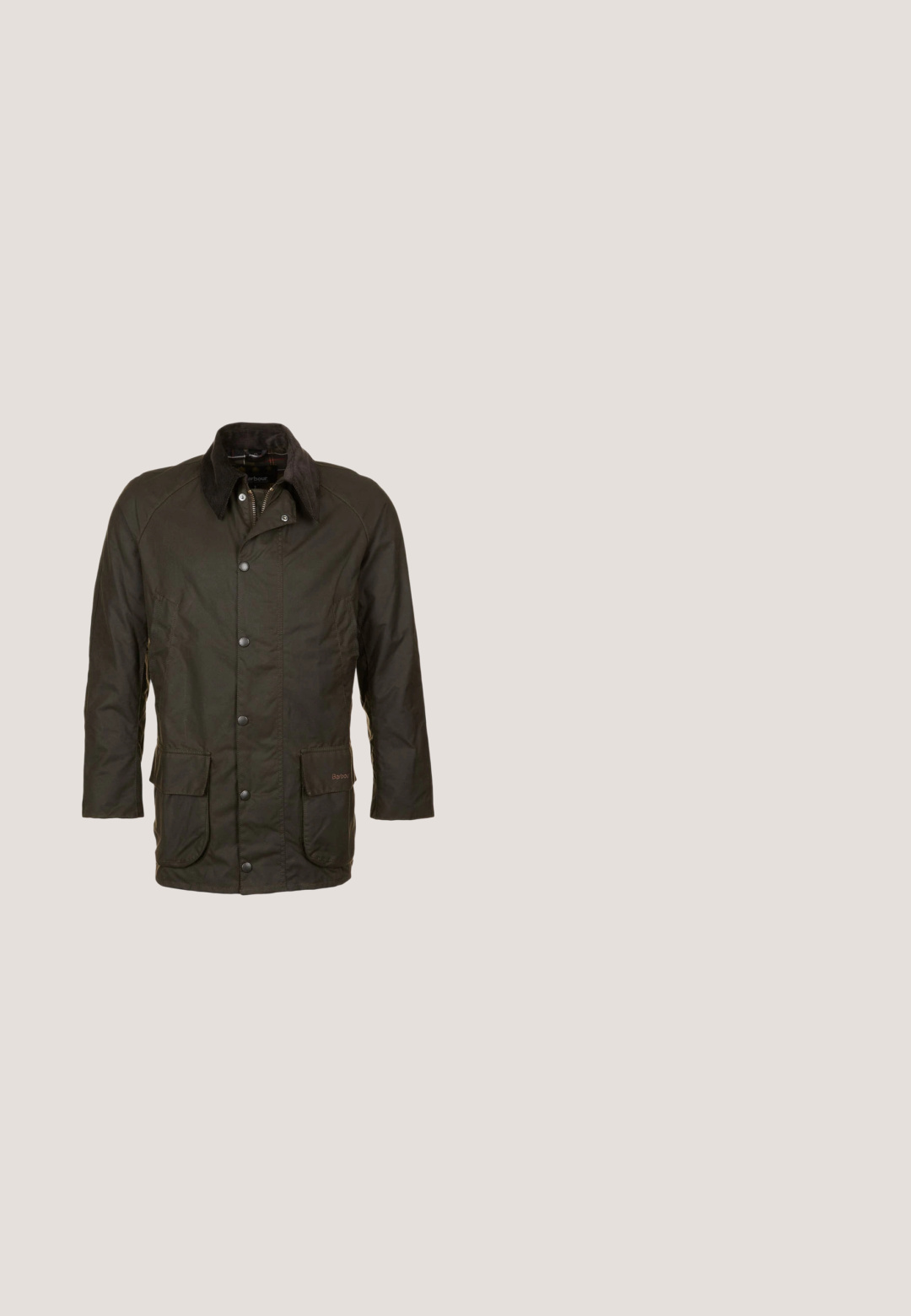 Donkergroene gewaxte katoenen jas met corduroy kraag, knoop- en ritssluiting aan de voorkant en twee grote klepzakken ter hoogte van de taille.; Olijf groene button-up shirt van katoen. Heeft een kraag, twee borstzakken met kleppen en gestructureerde schouders met zichtbare stiksels.; Kaki-kleurige cargobroek met meerdere klepzakken aan de voorkant en zijkanten, voorzien van riemlussen en een knoopsluiting.; Bruine leren laarzen met een gladde afwerking, voorzien van metalen veteroogjes, grijze veters en een rubberen zool in crèmekleur. Stiksel detail langs de randen.; Zwarte canvas rugzak met bruine leren accenten, voorzien van een oprolgesp en X-vormige schouderbanden, en zijzakken met rits.; Bruine leren riem, gladde textuur, zilveren metalen gesp, maat 110, met verschillende gaten voor aanpassing, opgerold in een lus.
