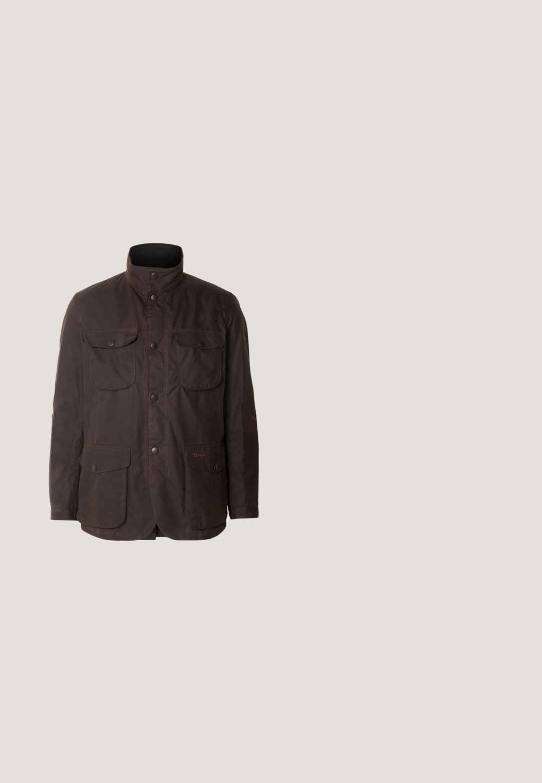 Barbour OGSTON JACKET - Jas - rustic/classic; Beige overhemd met lange mouwen, gemaakt van gestructureerde stof, met een klassieke kraag, knoopsluiting en een ontspannen pasvorm.; Donkerblauwe corduroy broeken met een rechte snit, voorzien van een voorknoopsluiting en zijzakken, een gladde textuur en minimale stiksels.; Bruine, gestructureerde leren enkellaars voor heren met afgeronde neus, vetersluiting aan de voorkant en lage gestapelde hak, tegen een witte achtergrond.; Donkerbruin vierkant stof met lichte paisley- en bloemmotieven die een decoratieve rand en centraal gebied vormen op een witte achtergrond.; Donkerbruine gevlochten leren riem met een gouden rechthoekige gesp en een gouden plaat met een polospeler-embleem.