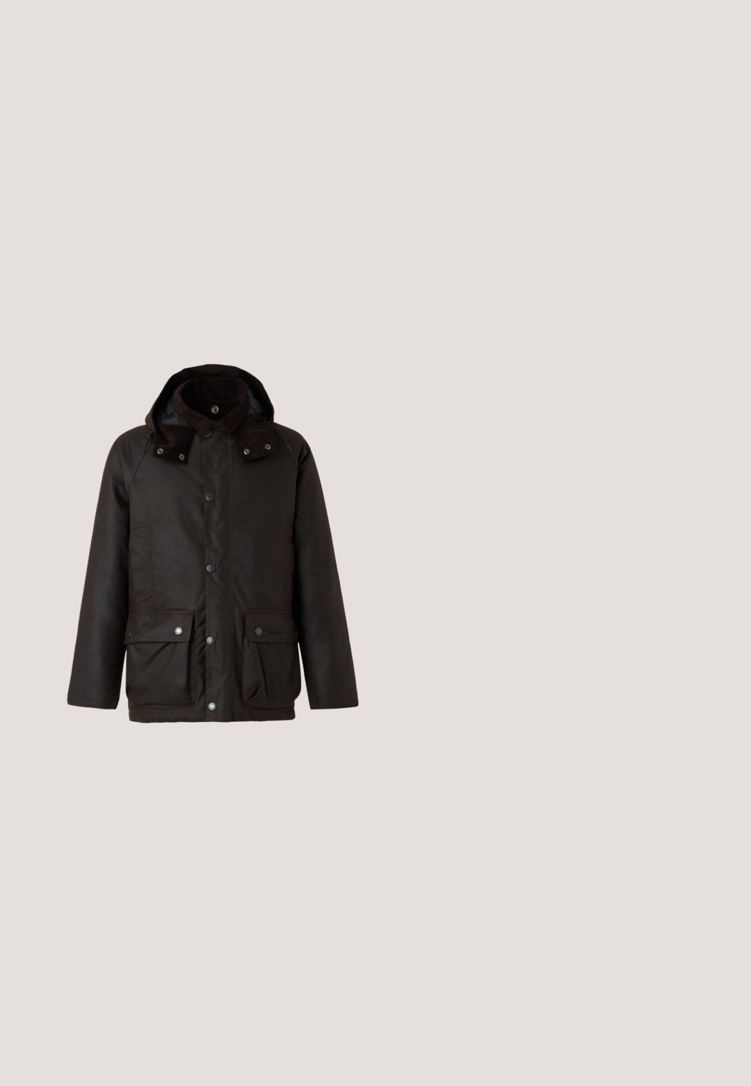 Barbour MODERN BEAUFORT JACKET - Kerge jope - dark brown/midnight oak; Villasegusti villasegu koosseisus, mis sisaldab ruudulist mustrit roheliste, pruunide ja siniste tooni, nööbiga sulgemine ja krae; tekstureeritud kangas.; Pruuni kohandatud kleitpüksid nupuvajutusega ja tõmblukuga, vöökanduritega ning kalduvate esitaskutega, kujutatud valgel taustal.; Keskkõrge pruun kummist vihmasaabas beeži tallaga ja Aigle'i logoga ees, mõeldud välitingimusteks ja niisketele oludele.; Oliiviroheline kangas retrokalastuse kujundusega, kaks kalurit, kala, köied ja tekst "J. Barbour & Sons Ltd" ning "Vihma trotsides."; Tumepruun punutud nahkvöö kuldse ristkülikukujulise pandlaga, keritud heledal taustal.