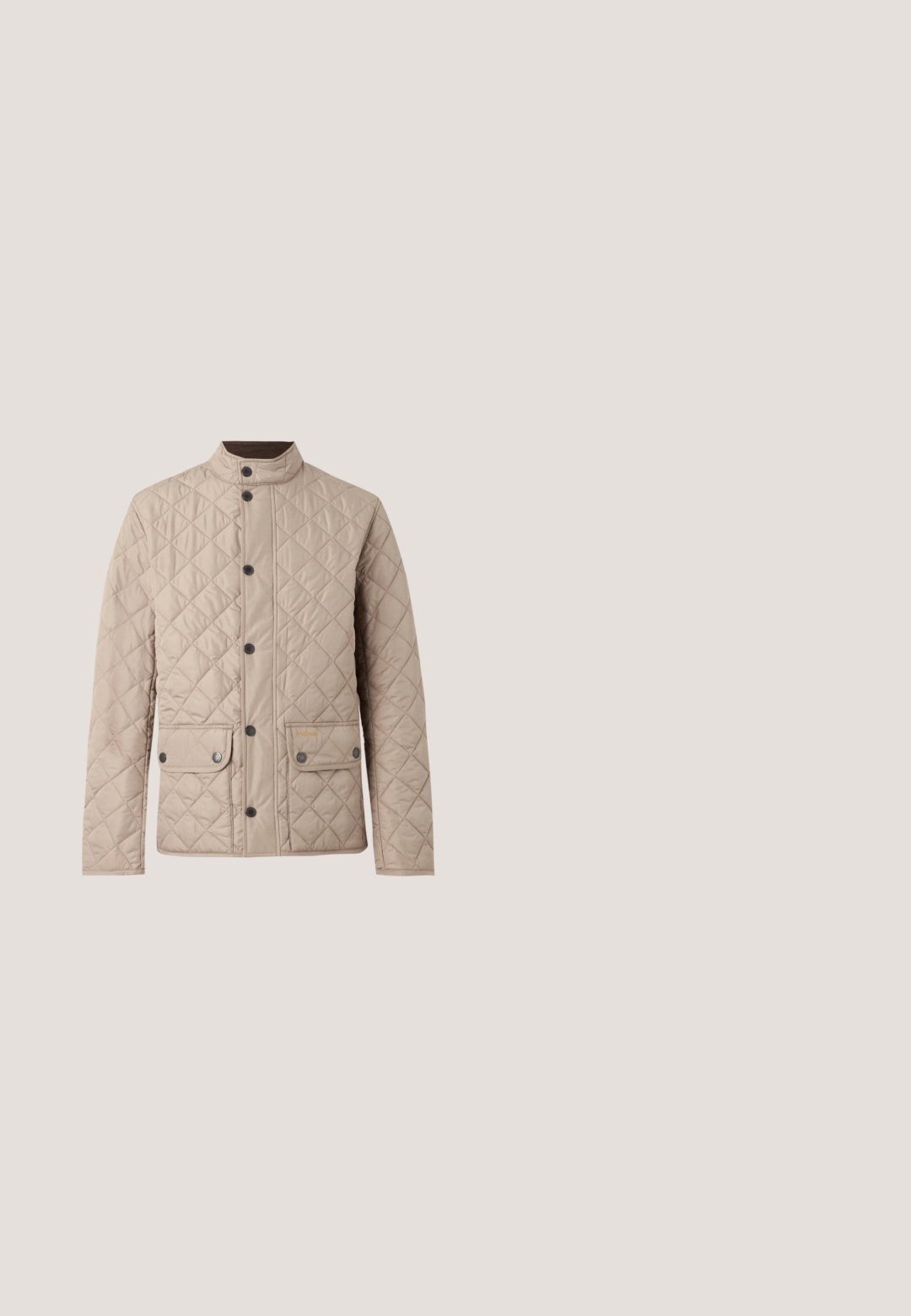 Barbour LOWERDALE JACKET - Übergangsjacke - washed stone/classic; Herren Poloshirt mit kurzen Ärmeln in zwei grün-grauen Farbtönen, mit Knopfkragen und Armani Exchange Etikett im Kragen.; Beige maßgeschneiderte Hose mit Falten, geraden Beinen, Gürtelschlaufen und verdecktem vorderem Verschluss, vor neutralem Hintergrund.; Brauner Lederschuh mit perforierten Akzenten, rundem Zehenbereich und Schnürsenkeln. Verfügt über eine schwarze Gummisohle. Auf einer beigen, strukturierten Oberfläche erhöht positioniert.; Sonnenbrille aus goldenem Metall mit braunen Gläsern, quadratischer Form, feinen Details an den Bügeln und einer Nasenbrücke für einen sicheren Sitz.; Gekringelter glatter brauner Ledergürtel mit silberner rechteckiger Schnalle, graviert mit "Tiger of Sweden" auf neutralem Hintergrund.