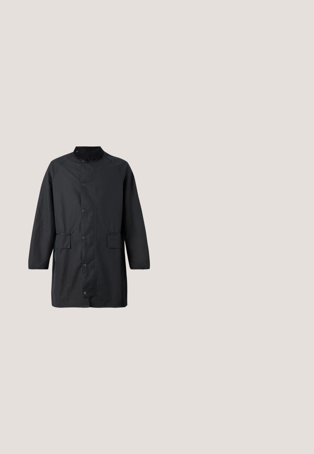 Barbour COUNTRY - Klassikaline mantel - navy; Musta pikkade varrukatega kõrge kaelusega särk, mis on valmistatud tekstuursete kangast, kus on kaeluses pooleldi tõmmatav tõmblukk ja kenasti istuvad varrukad.; Mustad kitsenevad dressipüksid elastse vöökohaga, nööriga, kahe küljetasku ja reite kohale kinnituvate luku ja kaanega cargo-tüüpi taskutega.; Musthave musta taktikaline saabas sileda nahk- ja kangapaneelidega, kõrge pahkluu disain, nööridega ees ja kõva kummitald.; Mustast pisaripärase kujuga vöökaamera reguleeritava rihma ja esiküljel tõmblukuga taskuga, millel on väike brändi logo.; Mustast nailonist vöö, millel on tekstuuriline viimistlus, musta metallist luku ja kuldsete aktsentidega. Reguleeritav pikkus, brändimine rihmal.