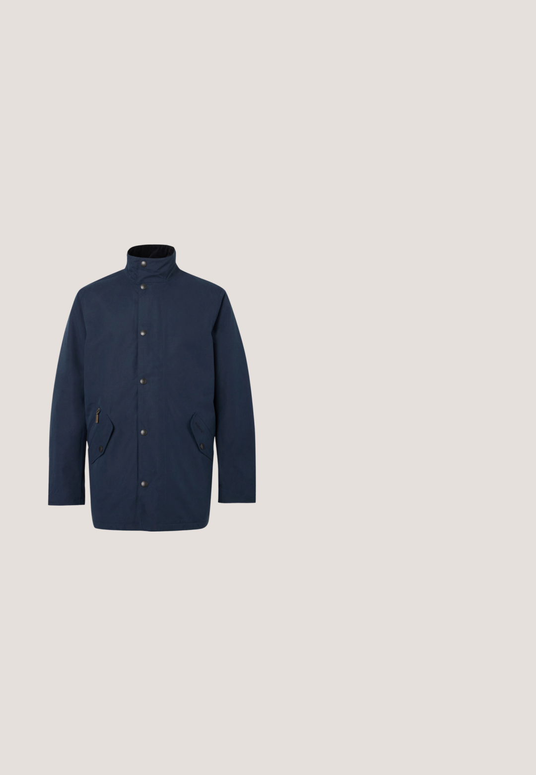 Marineblauwe waterdichte jas met een staande kraag, voor sluiting met knopen, twee zijzakken en een gladde textuur.; Beige gebreide trui met lange mouwen, een ronde hals en een klein wit geborduurd logo op de linkerborst, afgebeeld tegen een effen achtergrond.; Beige T-shirt met korte mouwen van gestructureerde stof. Geribbelde kraag en mouwzomen in een donkerdere tint. Klein logo detail op de borst.; Flared jeans in donkerblauwe denim met een vervaagde afwerking. Voorzien van vijf zakken, riemlussen en een rits met knoopsluiting.; Bruine suède enkelboot met zwarte veterogen en veters, ronde neus en een zwarte rubberen zool. Toon een gestructureerd oppervlak en een hiellus.; Donkerbruine stoffen boodschappentas met verstelbare zwarte riem en klein zilveren "BOSS"-logo op de voorflap.