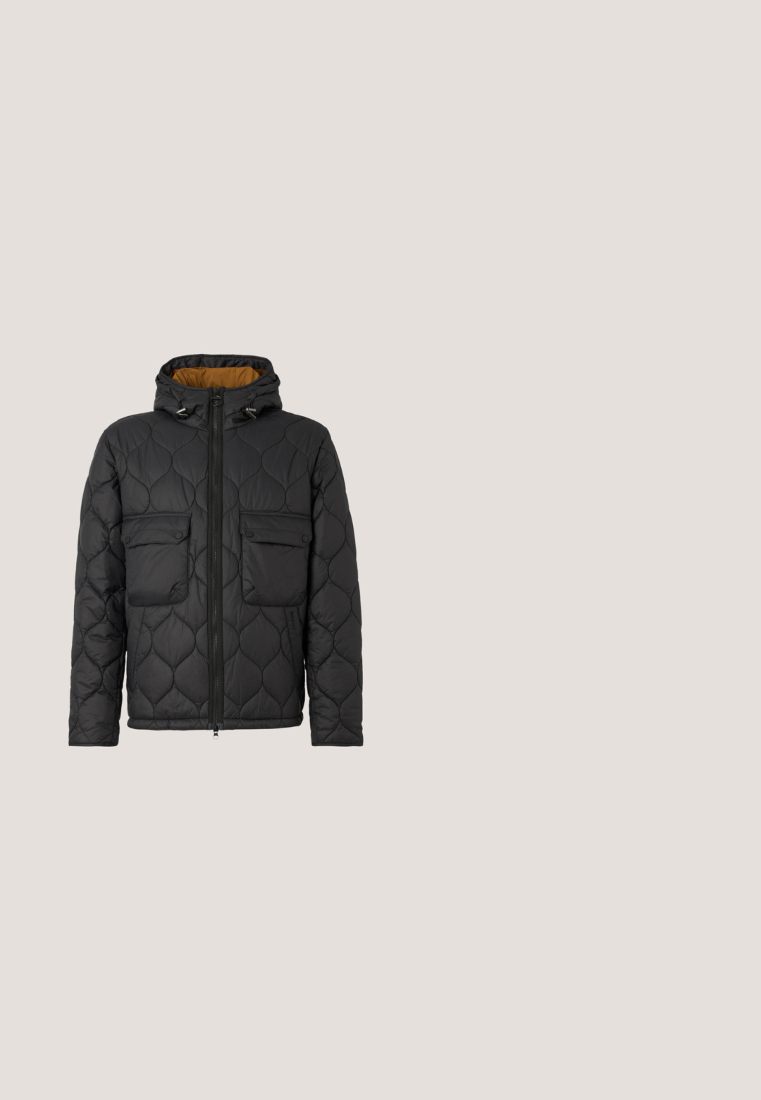 Zwarte gewatteerde pufferjas met een capuchon, voorzien van twee frontzakken, een ritssluiting en een contrasterende oranje binnenvoering.; Beige trui gemaakt van zachte gebreide stof, met een ronde hals, lange mouwen en gestructureerde ribbels op de schouders. Subtiel logodetail.; Lichtgrijs T-shirt met korte mouwen en een centrale afbeelding van een gele spinnenomtrek tegen een blauwe luchtachtergrond met de tekst "BOSS" in het midden.; Lichtblauwe denim jeans met rechte pijpen, voorzakken, riemlussen, knoop- en ritssluiting.; Zwarte leren enkellaars met een glanzende afwerking, vetersluiting, gevoerde kraag en een robuuste rubberen zool met grip.; Zwarte compacte crossbodytas met voorvak met ritssluiting, verstelbare riem en gestructureerde stof op een effen achtergrond.