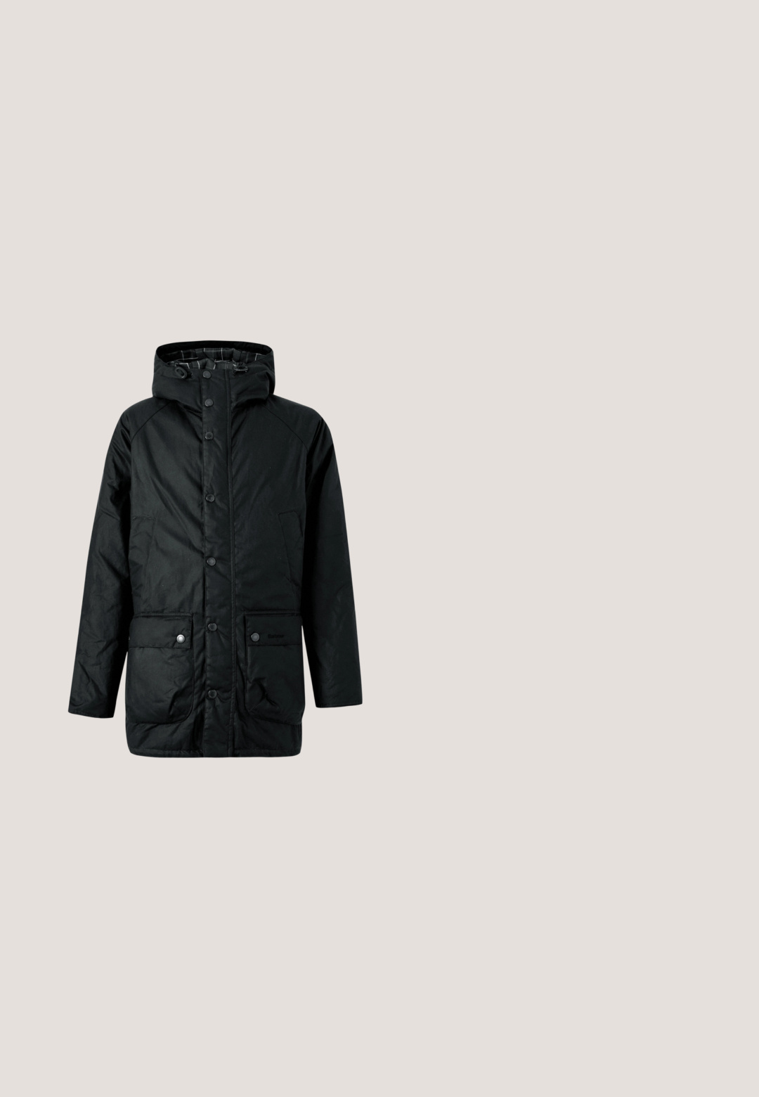 Zwarte capuchon parka met drukknoopsluiting, twee voorzakken en een gewatteerd interieurpatroon. Het materiaal heeft een gladde textuur.; Zwarte pullover sweatshirt met hoge kraag en een kwart rits. Gemaakt van zacht materiaal, met ribbenboorden en -zoom. Eenvoudig en tijdloos ontwerp.; Donkergroen T-shirt met korte mouwen en een ronde hals in een reguliere pasvorm, plat liggend op een witte achtergrond.; Zwarte denim jeans met een wijde pijp, voorzien van steekzakken aan de voorkant, een knoopsluiting en subtiele vervaging in de stoftextuur.; Zwarte enkelboots van zacht materiaal, met een ronde neus, minimale veters en een gestructureerde rubberen zool met verticale groeven.; Zwarte leren weekendtas met dubbele handvatten aan de bovenkant en afneembare schouderriem, weergegeven tegen een effen lichte achtergrond.
