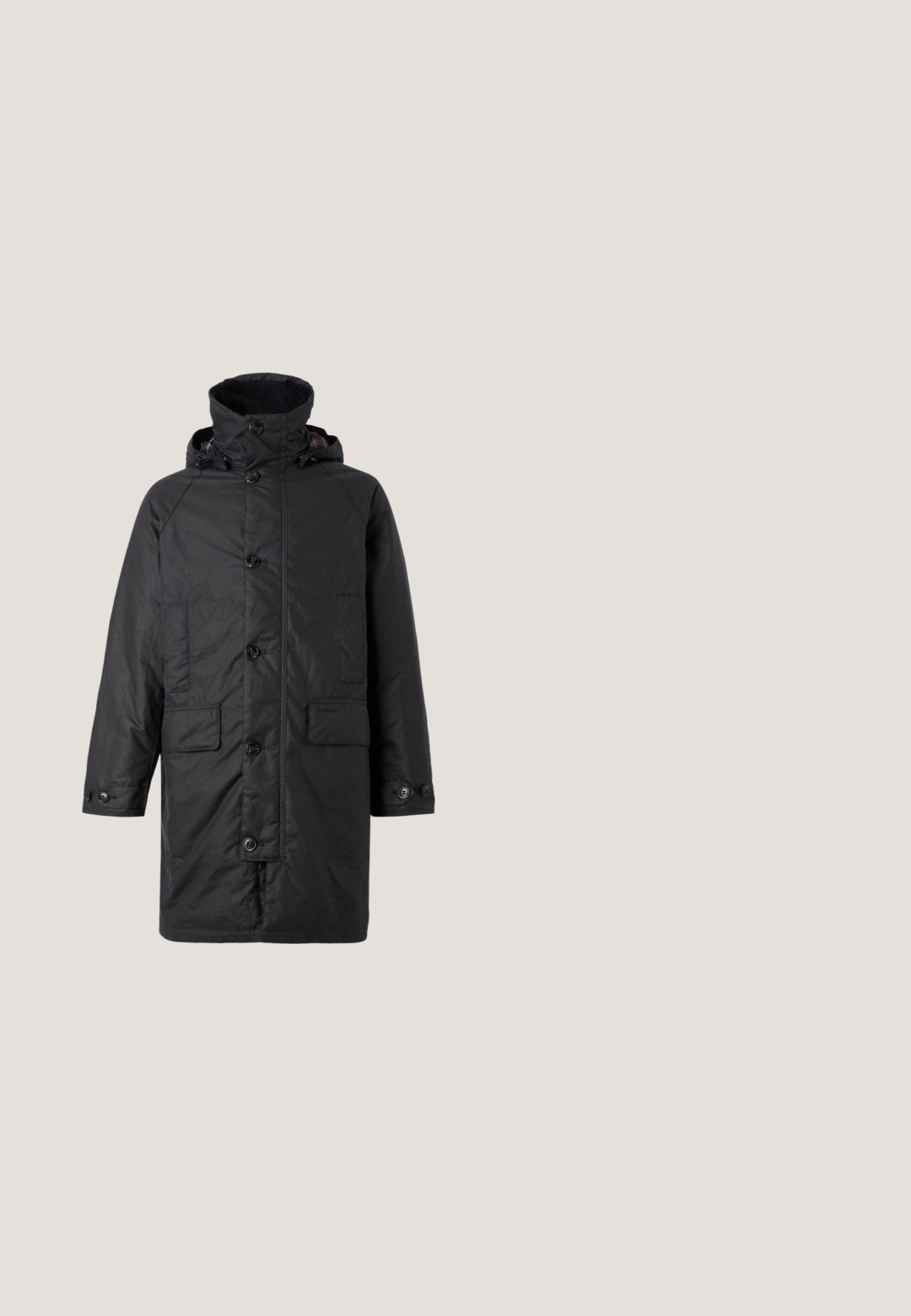 Barbour BEAUDALE WAX - Wintermantel - navy; Grauer Langarmpullover aus Strickmaterial, mit einem Stehkragen und einem dezenten Logo auf der Brust. Glatte Textur und figurbetonter Schnitt.; Gestreiftes Hemd mit Knöpfen in Schwarz und Weiß, mit klassischem Kragen, langen Ärmeln und dezentem Logo-Stickerei auf der Brust.; Hochtaillierte schwarze Jeans aus Denim mit Knopf- und Reißverschluss, Vorder- und Hintertaschen sowie einer geraden Passform.; Schwarze Leder-Stiefelette mit Broguemuster, Schnürung und Zuglasche auf einem schlichten weißen Hintergrund.; Schwarze Nylontasche für Laptops mit zwei Griffen, einem abnehmbaren Trageriemen, einer Reißverschlusstasche und dezentem Branding. Strukturierte Oberfläche mit schlankem Design.