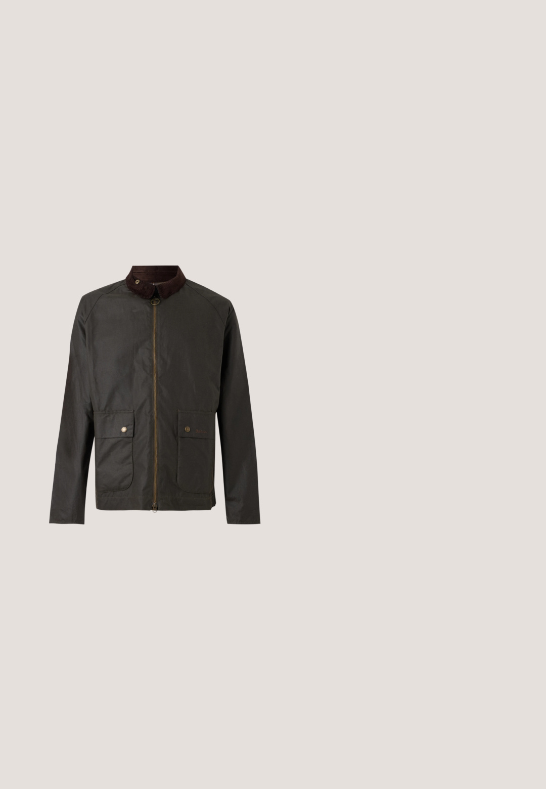 Barbour BEDALE WAX JACKET - Übergangsjacke - olive; Weißes Thermo-Langarmshirt mit rundem Ausschnitt und Drei-Knopf-Leiste, flach auf hellem Hintergrund präsentiert.; Olivgrüne Cargo-Hosen aus Baumwolle, ausgestattet mit mehreren Utility-Taschen, Reißverschlussakzenten und einem Kordelzugbund für eine verstellbare Passform.; Braune Lederwanderschuhe mit glatter Oberfläche, gepolstertem Knöchel, Metallösen und einer Gummisohle mit robustem Profil.; Grüner Tarn-Sling-Rucksack mit mehreren Reißverschlusstaschen, einem verstellbaren Gurt und einem Netzrückenpaneel zur Belüftung.; Olivgrüner gewebter Stoffgürtel mit einer großen rechteckigen gebürsteten Metallschnalle, auf der "PME LEGEND" eingraviert ist.