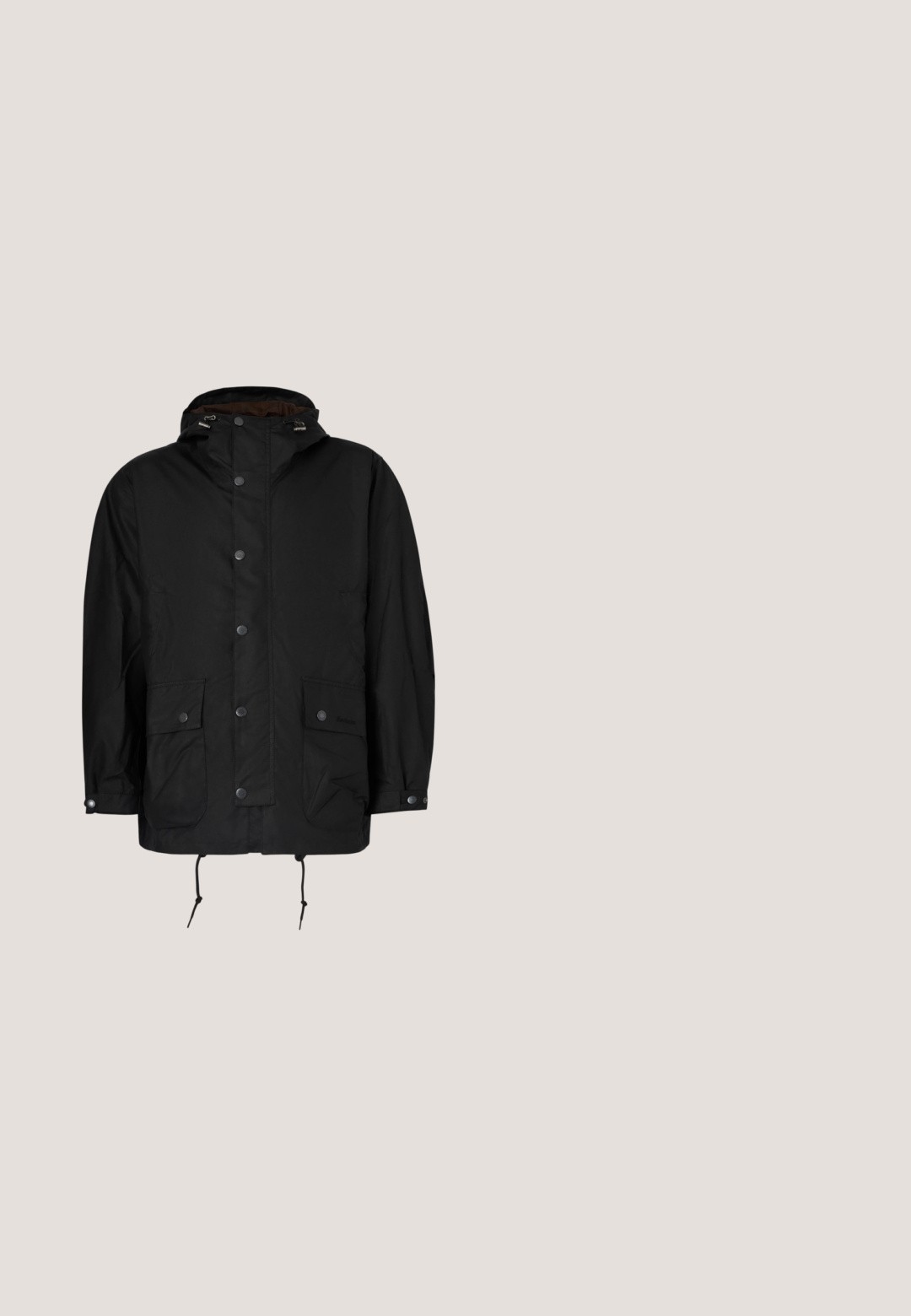 Zwarte regenjas met capuchon, drukknoopsluiting, twee voorzakken, verstelbare trekkoord aan de zoom en een gladde textuur.; Lichtbeige sweatshirt met een halve ritssluiting bij de kraag, zwarte contraststiksels en een voorzak, met een zwart Nike Air-logo op de borst.; Lichtblauw overhemd met korte mouwen, gemaakt van gladde stof, met een knoopsluiting en een klein wit Nike-logo op de borst.; Kaki katoenen shorts met een vlakke voorkant, lussen voor een riem en twee zijzakken. De stof is glad met een matte finish en zonder zichtbare patronen.; Donkergroene suède sneaker met rubberen zool, ronde neus, zwarte veters en gouden oogjes. Beschikt over een gestructureerde afwerking en versterkte hiel.; Gevlochten zwart en olijfgroen armband met een zilveren magnetische sluiting, weergegeven op een effen witte achtergrond.