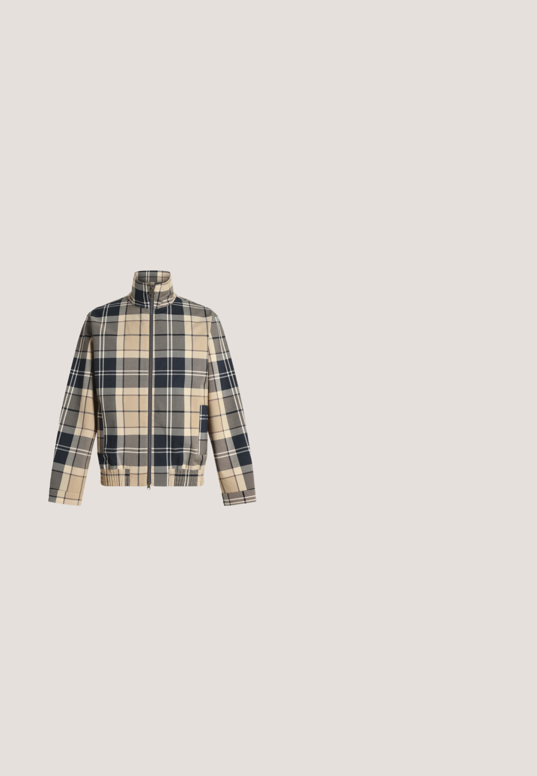 Veste zippée à carreaux beige, noire et grise avec col montant, manches longues et ourlet élastique, affichée sur fond blanc.; Pull en coton couleur khaki, fabriqué en maille douce, avec un col rond, des manches longues et un logo brodé subtil sur la poitrine.; Polo marron à manches courtes avec patte à deux boutons et bordure blanche et marine à rayures sur le col et les bords des manches.; Pantalon beige à jambes droites avec passants pour ceinture, fermeture par bouton et poches avant, présenté sur un fond blanc uni.; Bottine Chelsea en daim beige avec panneau latéral élastique noir et talon bas noir, présentée de l'extérieur sur un fond blanc.; Sac de sport en cuir marron avec deux poignées, une bandoulière noire réglable et un petit logo "BOSS" au centre à l'avant.