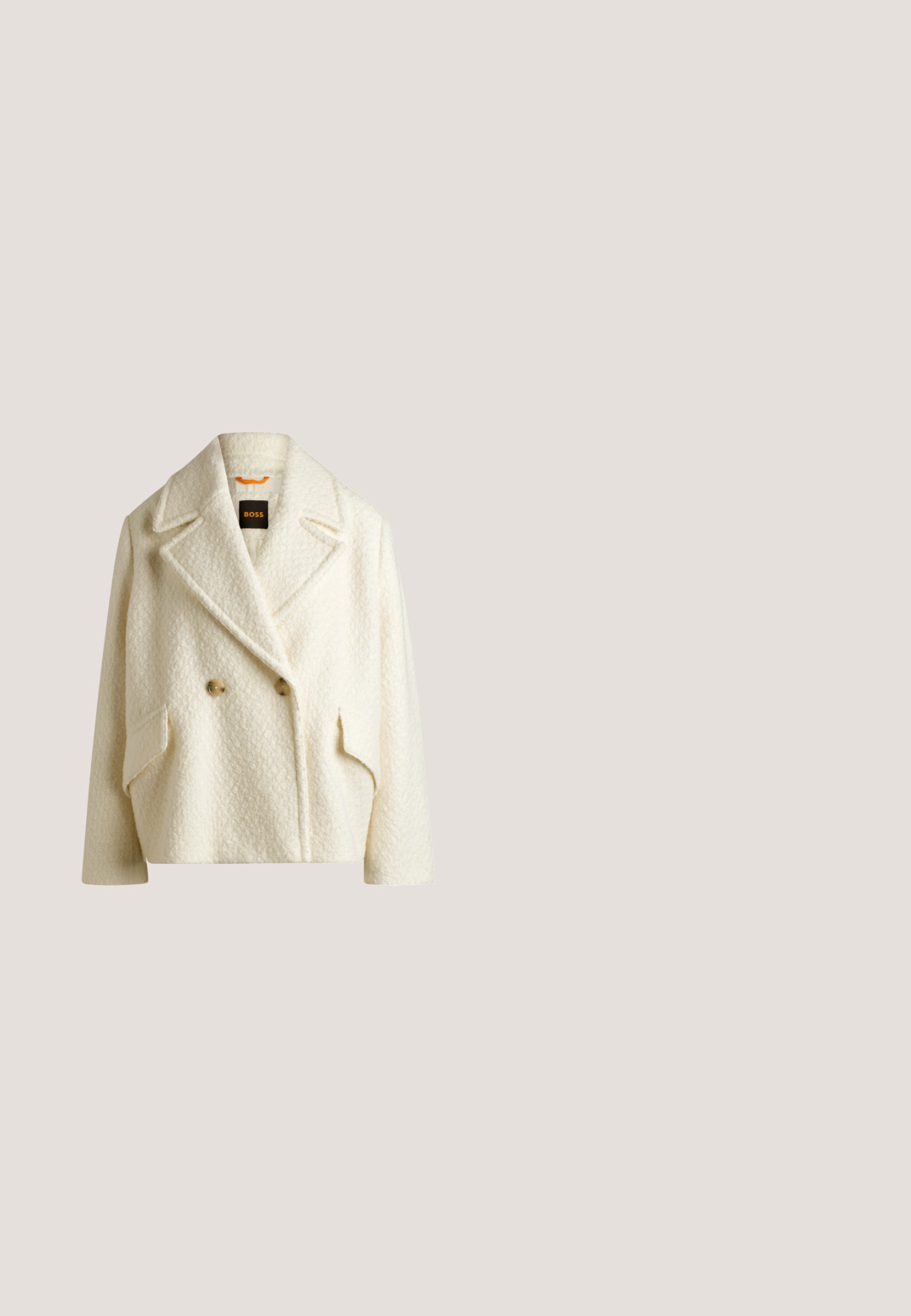 Cremefarvet dobbeltradet frakke i tekstureret uldstof, med spidse klapper, to forlommer og store brune knapper. Mærket synligt indeni.; Beige cropped t-shirt med korte ærmer og rund halsudskæring samt subtil broderet "Hugo"-logo på brystet, rød indvendig label.; Hvide flagrende jeans lavet af denim. Har en høj talje, fem lommer og metallisk knaplukning. Glat tekstur uden synlige mønstre.; Beige suede loafers med en rund tå, der har en kraftig sort gummisåle og et dekorativt bånd med en sølvfarvet spænde.; Lille cremefarvet taske med en kurvet form og fletet guldfarvet kæde som håndtag, lynlås lukning på toppen; Guld kæde armbånd med rektangulær BOSS logo plade og hummerlås på en ensfarvet lys baggrund.