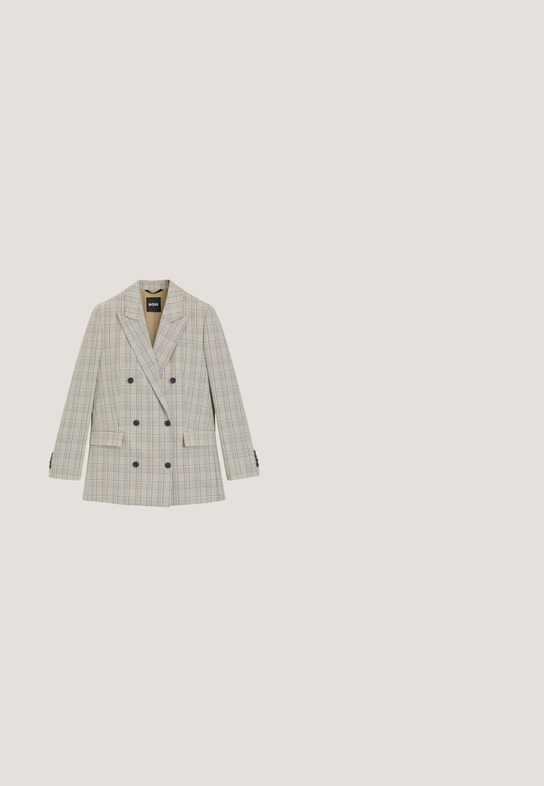 Doppelreihiger Blazer in Hellbeige mit Karo-Muster. Verfügt über Spitze Revers, zwei Vorderfächer und schwarze Knöpfe. Taillierte Passform.; Beiger, kurzärmeliger Pullover mit V-Ausschnitt, aus weichem Strickmaterial, mit Kragen und lässiger Passform.; Hoch taillierte, gerade geschnittene Hose mit braun-beigem Karomuster, Gürtelschlaufen und seitlichen Eingrifftaschen vorne.; Brauner Wildleder-Slipper mit kleinem metallischem Detail am Riemen und niedrigem schwarzen Absatz, von der Seite betrachtet.; Kleine rechteckige Schultertasche aus braunem Wildleder mit einem dünnen, dunkelbraunen Riemen und einem goldfarbenen Reißverschluss, in der Ecke mit "HUGO" gebrandmarkt.; Paar goldfarbener Metallstecker-Ohrringe in Form ineinandergreifender Buchstabe-B-Designs auf weißem Hintergrund.