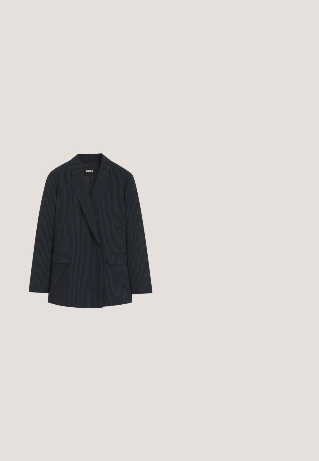 Zwarte krijtstrepen blazer met notch revers, twee voorsluitzakken, een borstzak en BOSS-logo aan de binnenkraag.; Marineblauw mouwloos bodysuit met een ronde hals en gladde stof, met een label met de tekst "EDITED" aan de binnenkant van de kraag.; Wijde pantalons van donkerblauwe stof met een gladde textuur, met een hoge tailleband en voorplooien voor een extra detail.; Marineblauwe hoge pump van soepel leer, met een spitse neus en een slanke hak. Eenvoudig ontwerp zonder extra versieringen.; Kleine marineblauwe leren handtas met een gestructureerde afwerking, dubbele handvatten bovenaan, afneembare schouderriem en een gouden logo-accent aan de voorkant.; Delicaat armbandje met kleine donkerblauwe kraaltjes en gouden ronde tussenstukjes, met een gouden karabijnsluiting en een verstelbare ketting met bedel.