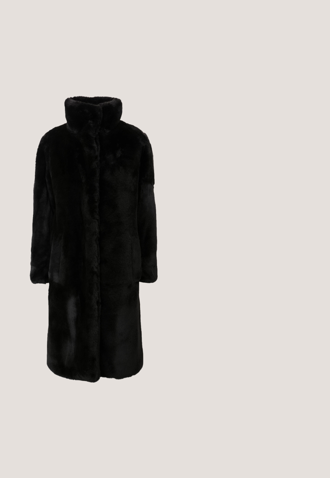 BOSS CETEDIA - Wintermantel - black; Schwarzes Kleid mit hohem Kragen, langen Ärmeln und einem strukturierten, gefalteten Rock mit Stoffakzenten. Glatte Oberseite mit gerafften Details.; Schwarzer Lackleder-Pumps mit spitzer Zehenpartie und dünnem Stilettabsatz auf einfarbigem hellgrauem Hintergrund.; Schwarze rechteckige Sonnenbrille mit dunklen Gläsern und strukturierten, silbernen Akzenten an den Bügeln, die ein komplexes Muster an den Seiten aufweisen.; Schwarze rechteckige Leder-Umhängetasche mit verstellbarem Schulterriemen, Reißverschluss oben und kleinem goldfarbenem Calvin Klein-Logo vorne.; Silberfarbene Tropfohrringe mit verbundenen geometrischen Schmuckstücken, verziert mit kleinen Kristallen und großen rechteckigen klaren facettierten Steinen.