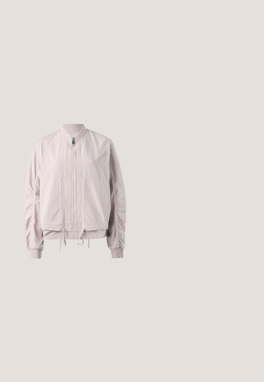 Veste bomber rose clair avec une fermeture éclair sur le devant, des poignets élastiques, deux poches avant et un ourlet à cordon de serrage. Texture lisse avec des détails de manches froncées.; Blouse beige à manches courtes avec larges manches et un motif floral et géométrique subtil sur l'ensemble, encolure ronde.; Shorts en denim avec ourlets effilochés, bouton et fermeture éclair à l'avant, poches frontales et petit détail usé sur la jambe droite.; Mocassin plat en cuir beige avec languette en tissu à motifs, pampille et détail logo doré sur un fond neutre.; Sac à main rectangulaire rose clair avec poignées courtes et bandoulière détachable, embossé d'un grand logo "cK" sur le panneau avant.; Boucles d'oreilles en acrylique transparent avec accents dorés, présentant un design incurvé et un fermoir transparent. Texture lisse, style minimaliste.